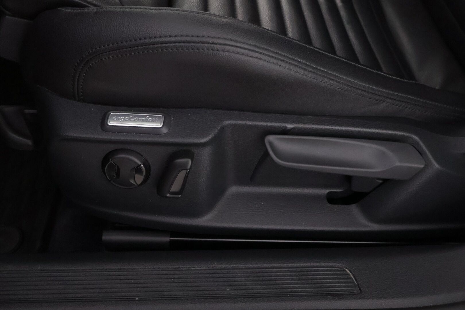 Volkswagen Passat 2017 Variant Highline 2,0 TDI 110 kW (150 hv) DSG-aut * Webasto / Adapt.vakkari / Panoraama / Nahkasisusta / Vetokoukku / Peruutuskamera - LED / Sähköluukku / Ei adblue järjestelmää / Jakopää tehty!