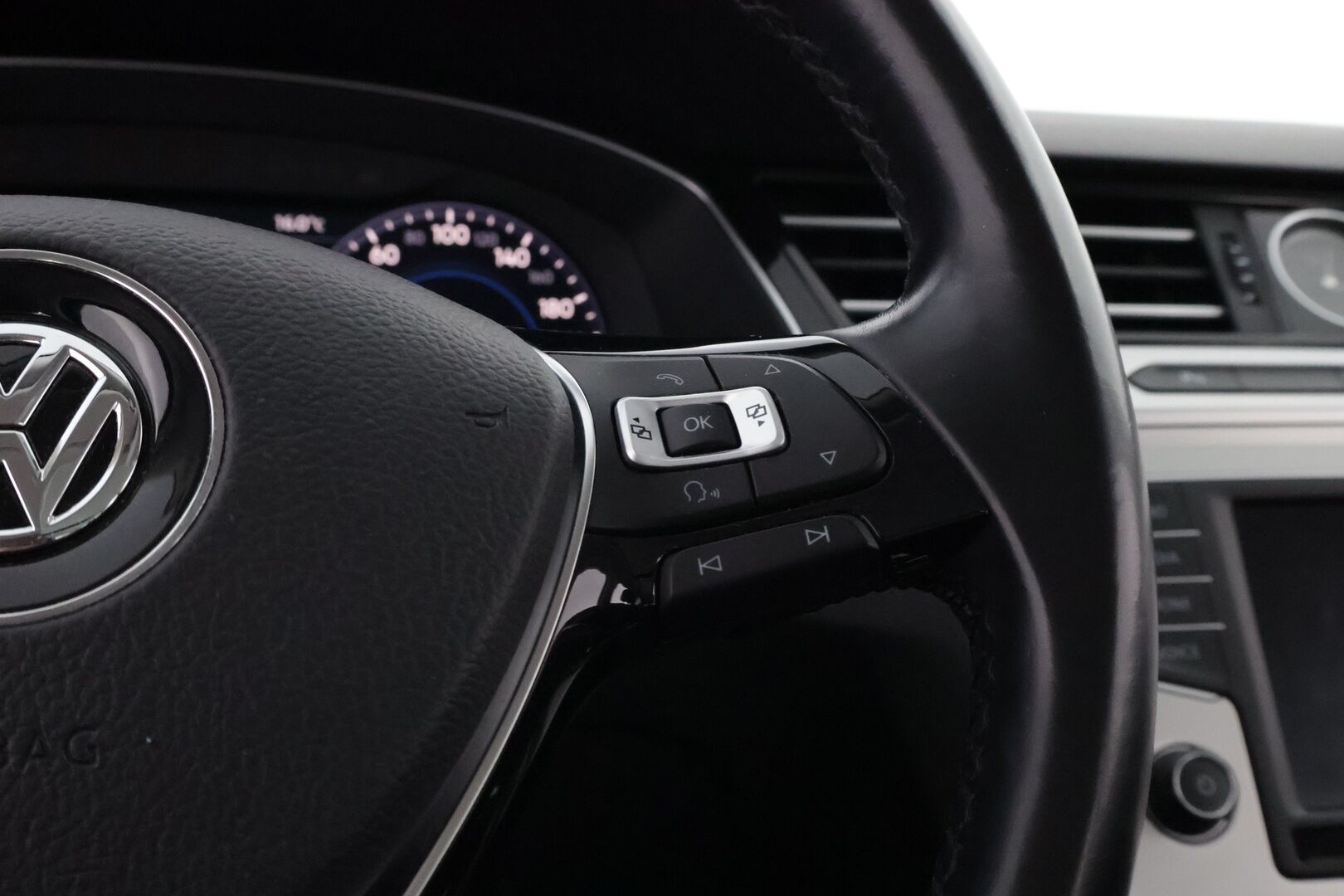 Volkswagen Passat 2017 Variant Highline 2,0 TDI 110 kW (150 hv) DSG-aut * Webasto / Adapt.vakkari / Panoraama / Nahkasisusta / Vetokoukku / Peruutuskamera - LED / Sähköluukku / Ei adblue järjestelmää / Jakopää tehty!