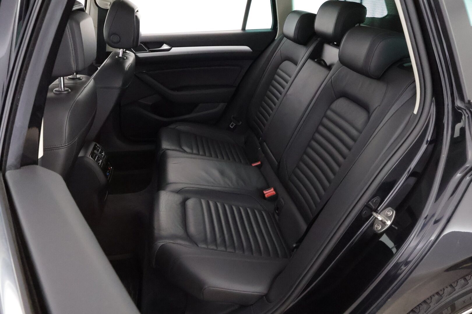 Volkswagen Passat 2017 Variant Highline 2,0 TDI 110 kW (150 hv) DSG-aut * Webasto / Adapt.vakkari / Panoraama / Nahkasisusta / Vetokoukku / Peruutuskamera - LED / Sähköluukku / Ei adblue järjestelmää / Jakopää tehty!