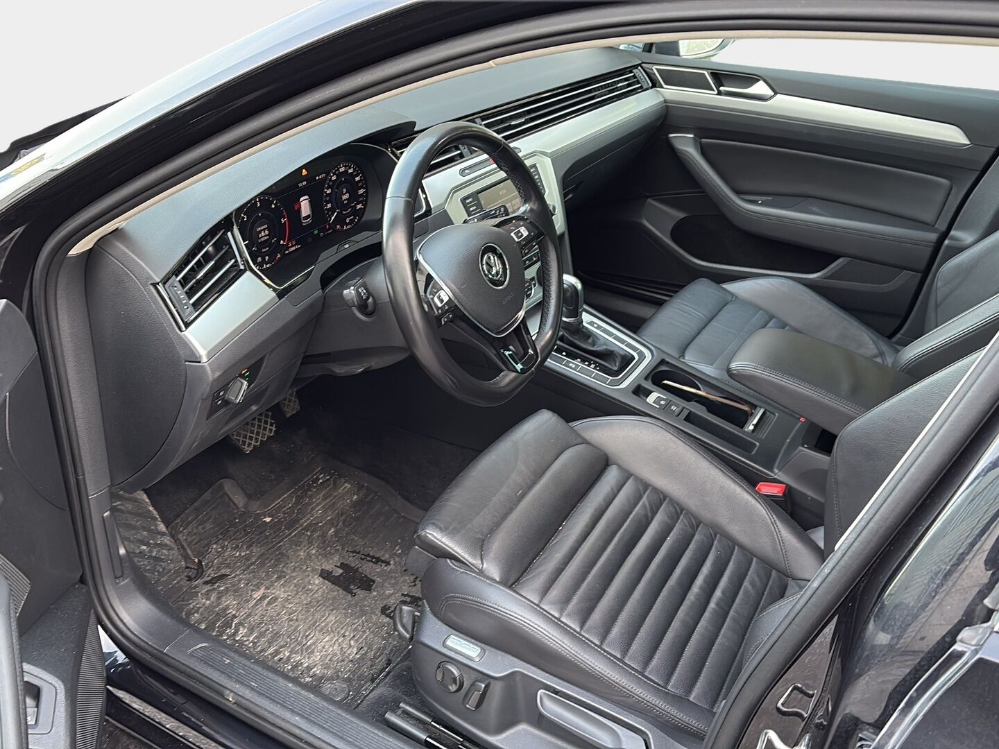 Volkswagen Passat 2017 Variant Highline 2,0 TDI 110 kW (150 hv) DSG-aut * Webasto / Adapt.vakkari / Panoraama / Nahkasisusta / Vetokoukku / Peruutuskamera - LED / Sähköluukku / Ei adblue järjestelmää! - HULLUT VÄLIPÄIVÄT KORKOTARJOUS 2,49%