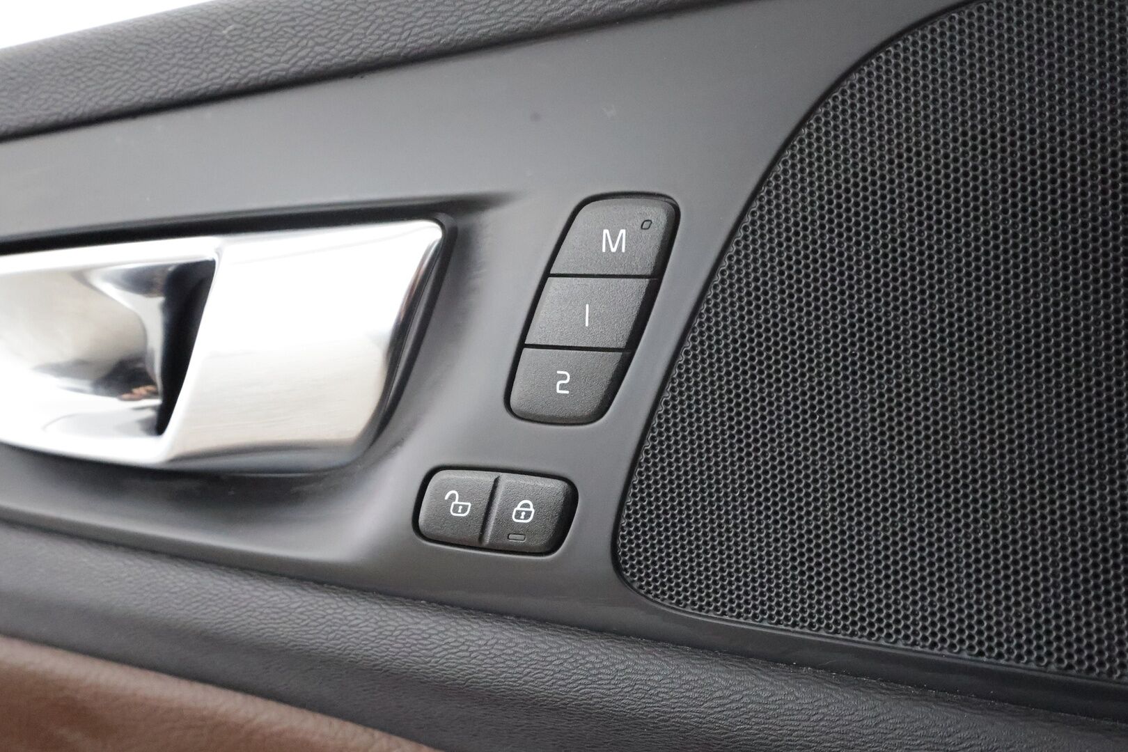 Volvo V60 2020 T8 TwE AWD Inscription aut * ACC / Webasto / Koukku / LED / Ruskeat nahat / Blis / 360 ° / Apple & Android * - Akku kuntotarkastettu / Merkkihuollettu / Kahdet renkaat 