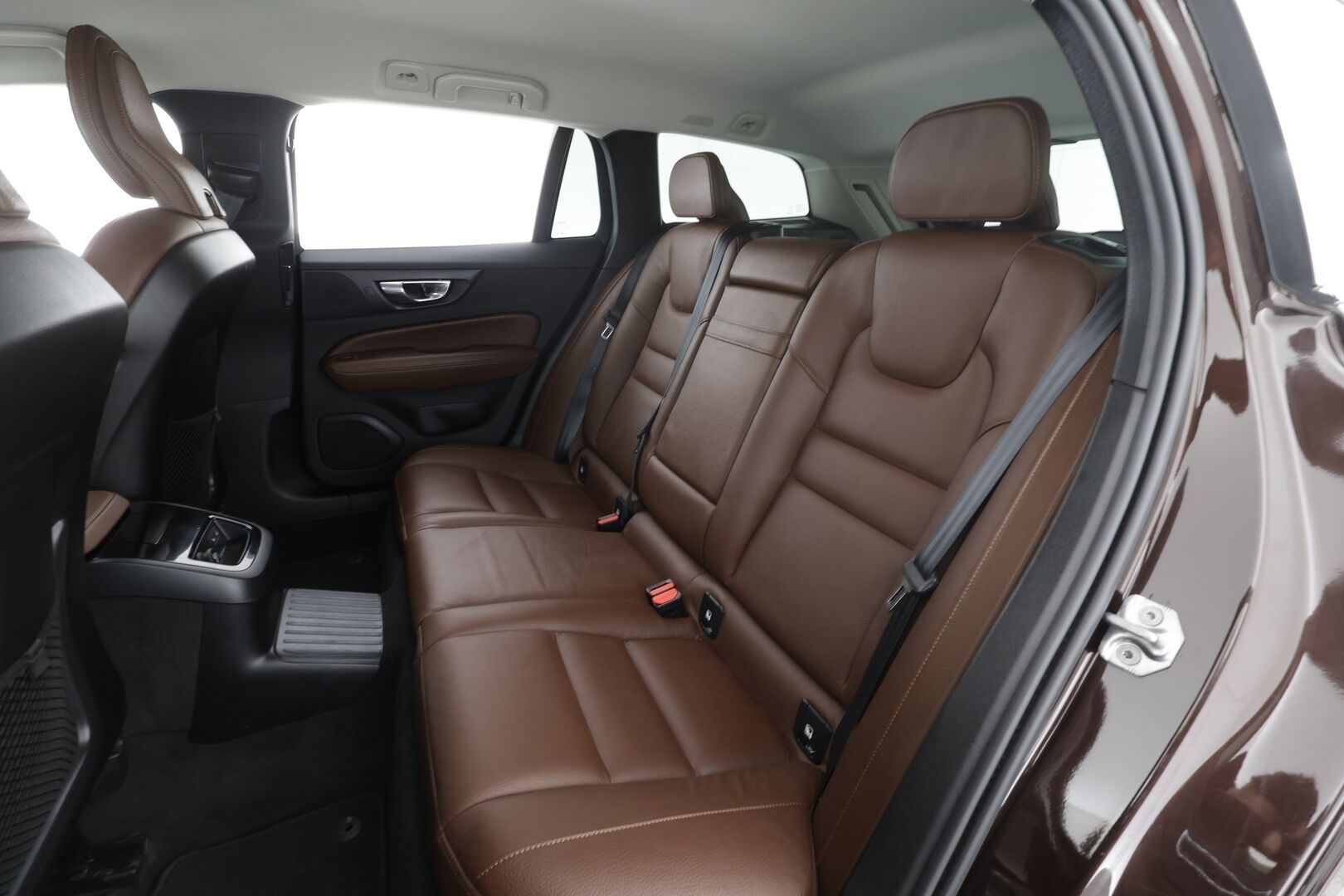 Volvo V60 2020 T8 TwE AWD Inscription aut * ACC / Webasto / Koukku / LED / Ruskeat nahat / Blis / 360 ° / Apple & Android * - Akku kuntotarkastettu / Merkkihuollettu / Kahdet renkaat 