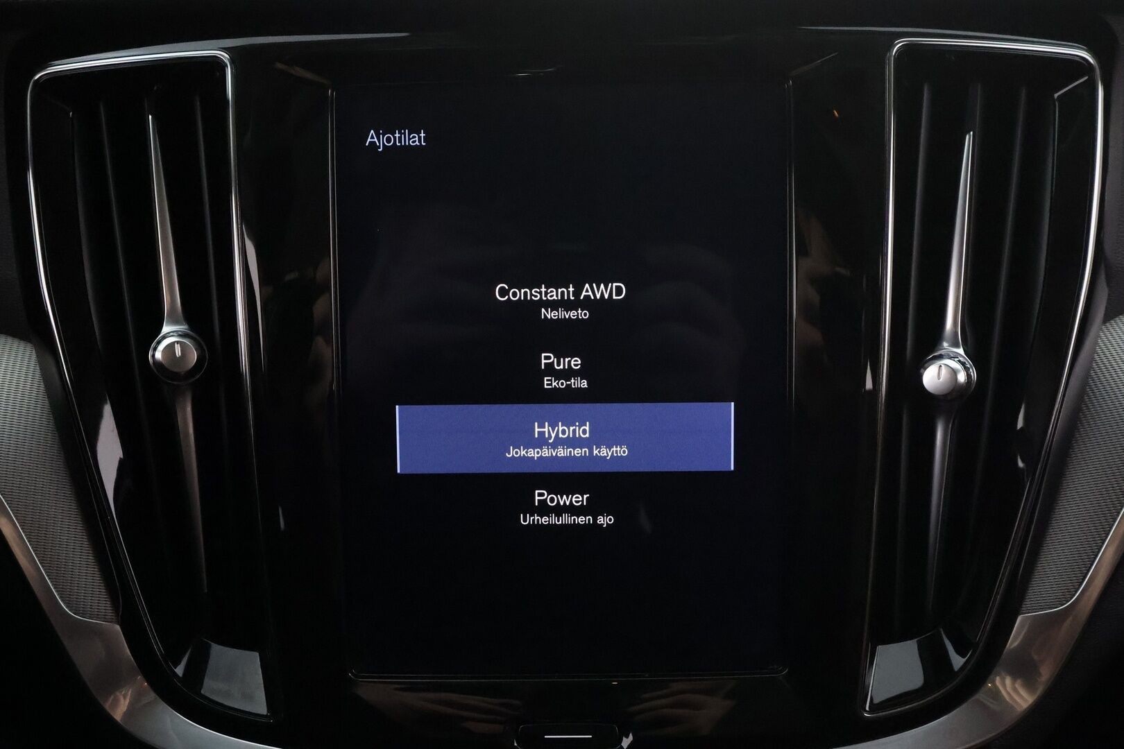 Volvo V60 2020 T8 TwE AWD Inscription aut * ACC / Webasto / Koukku / LED / Ruskeat nahat / Blis / 360 ° / Apple & Android * - Akku kuntotarkastettu / Merkkihuollettu / Kahdet renkaat 