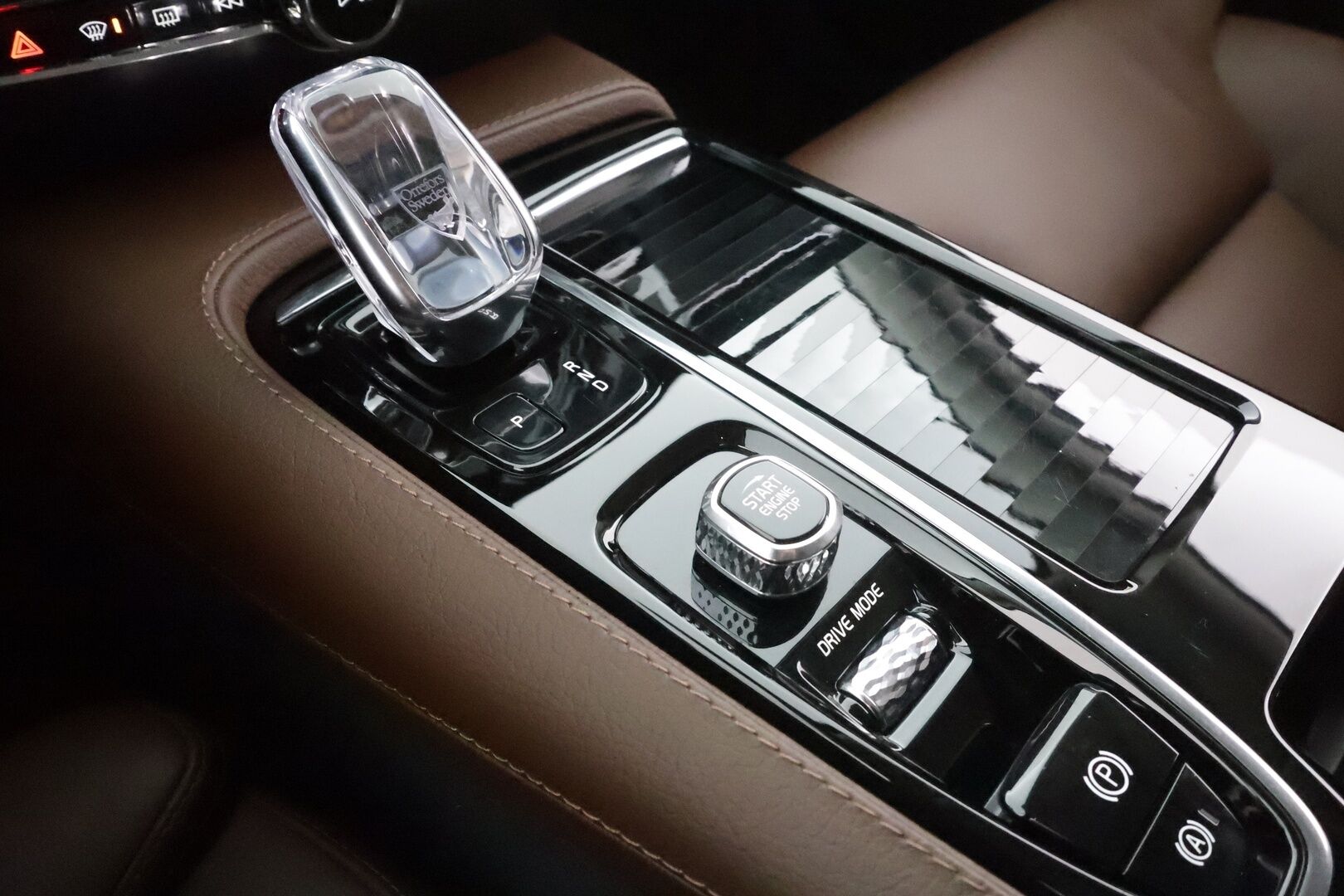 Volvo V60 2020 T8 TwE AWD Inscription aut * ACC / Webasto / Koukku / LED / Ruskeat nahat / Blis / 360 ° / Apple & Android * - Akku kuntotarkastettu / Merkkihuollettu / Kahdet renkaat 