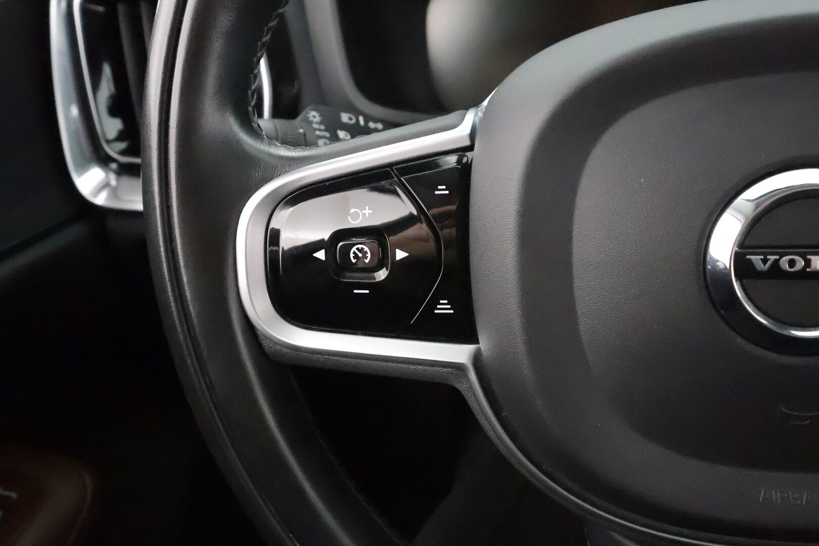 Volvo V60 2020 T8 TwE AWD Inscription aut * ACC / Webasto / Koukku / LED / Ruskeat nahat / Blis / 360 ° / Apple & Android * - Akku kuntotarkastettu / Merkkihuollettu / Kahdet renkaat 