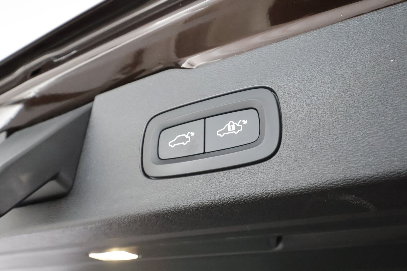 Volvo V60 2020 T8 TwE AWD Inscription aut * ACC / Webasto / Koukku / LED / Ruskeat nahat / Blis / 360 ° / Apple & Android * - Akku kuntotarkastettu / Merkkihuollettu / Kahdet renkaat 