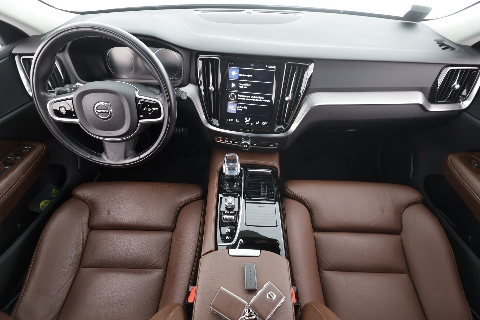 Volvo V60 2020 T8 TwE AWD Inscription aut * ACC / Webasto / Koukku / LED / Ruskeat nahat / Blis / 360 ° / Apple & Android * - Akku kuntotarkastettu / Merkkihuollettu / Kahdet renkaat 