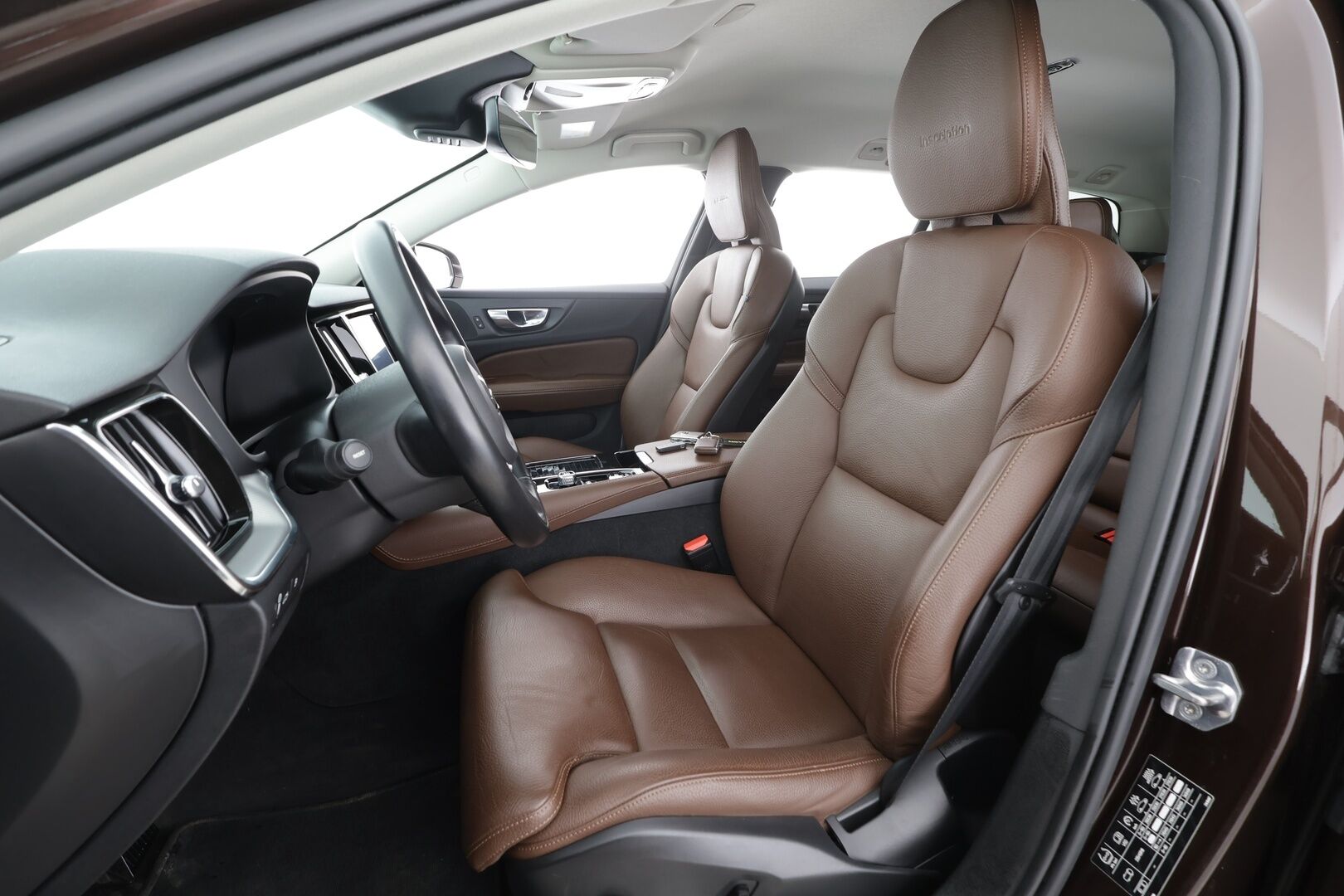 Volvo V60 2020 T8 TwE AWD Inscription aut * ACC / Webasto / Koukku / LED / Ruskeat nahat / Blis / 360 ° / Apple & Android * - Akku kuntotarkastettu / Merkkihuollettu / Kahdet renkaat 