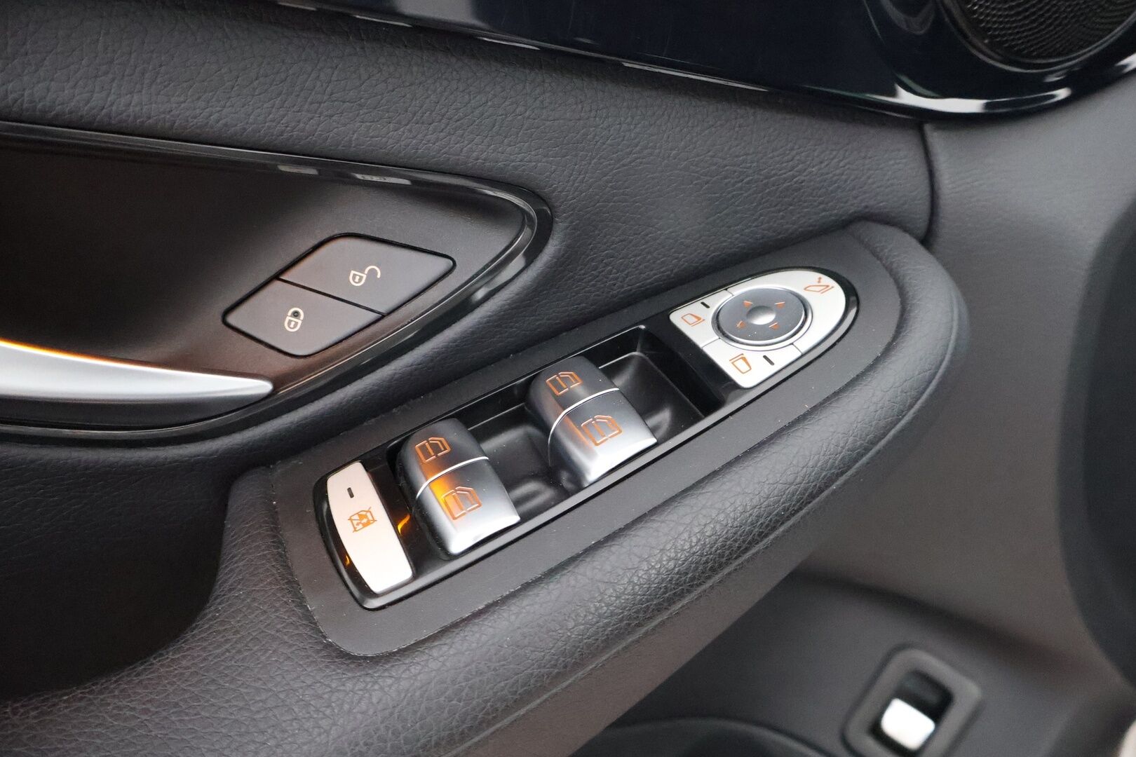 Mercedes-Benz C 2020 180 T A Business - Suomiauto / Multibeam LED / Peruutuskamera / Merkkihuollot / Comand Navi / Sporttipenkit Sähkösäädöllä / Lohko & Sisäpistoke!
