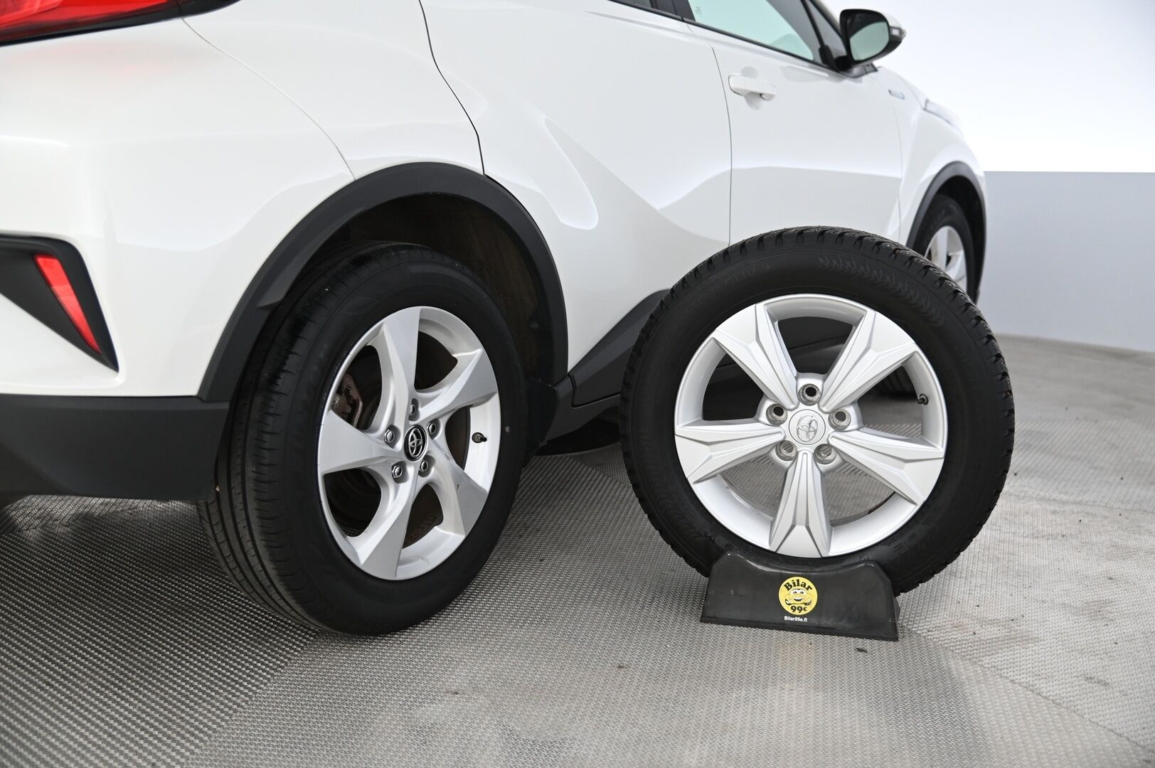 Toyota C-HR 2019 1,8 Hybrid Active Edition *Peruutuskamera / Navigointi / Vakkari / Lohko* - *1-omisteinen Suomi-auto / 2x renkaat aluvanteilla*