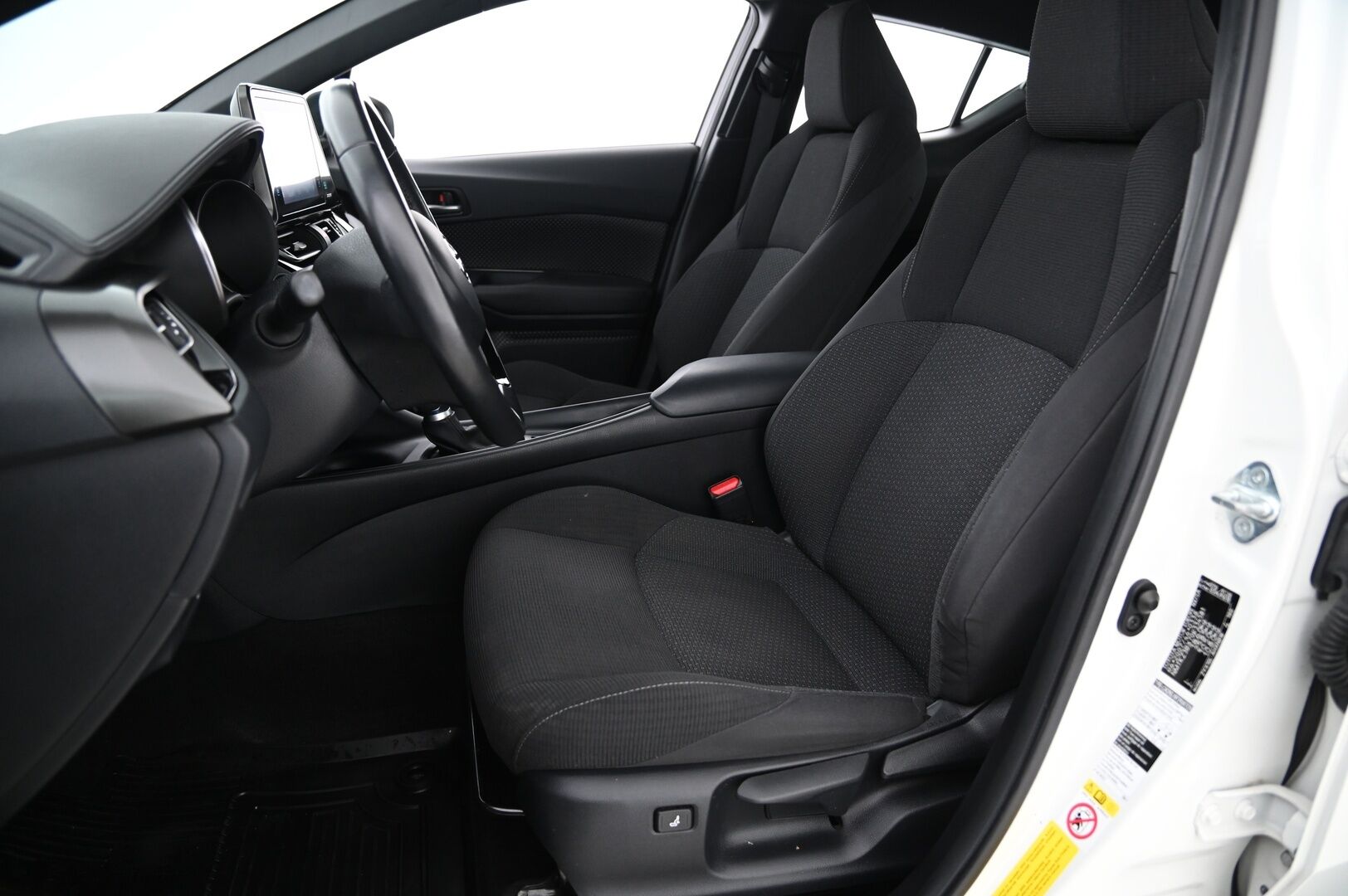 Toyota C-HR 2019 1,8 Hybrid Active Edition *Peruutuskamera / Navigointi / Vakkari / Lohko* - *1-omisteinen Suomi-auto / 2x renkaat aluvanteilla*