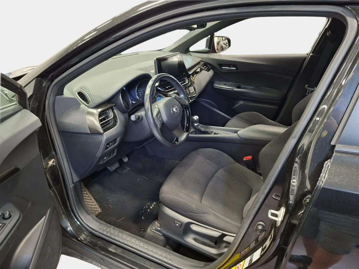 Toyota C-HR 2019 1,8 Hybrid Active Edition - | 1.om Suomi-auto | Merkkihuollot | ACC | P.kamera & tutkat | Navi | 2x renkaat ja vanteet | 