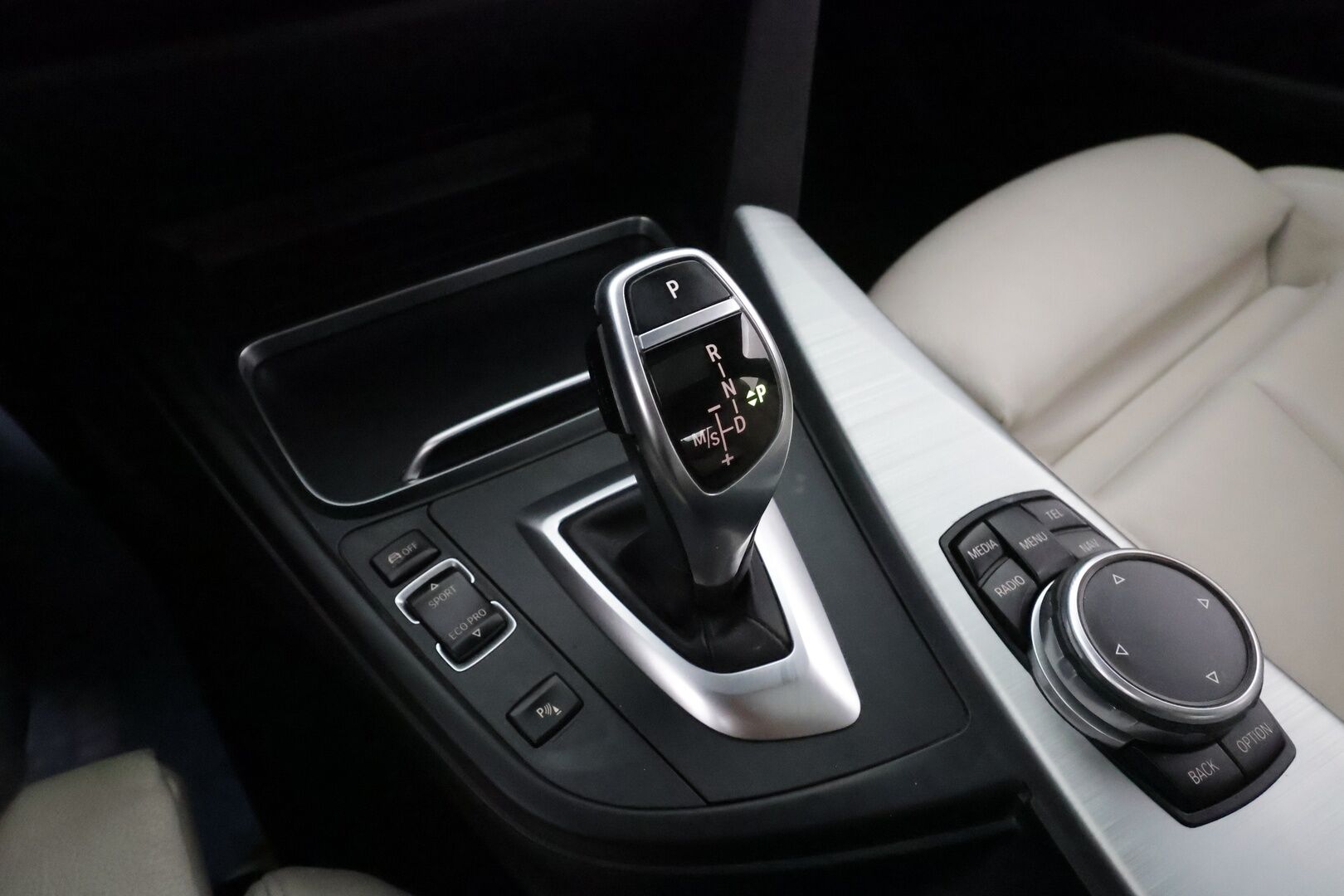 BMW 420 2016 F36 Gran Coupe 420d A xDrive M Sport **H&K / Kattoluukku / Vaaleat sporttinahat / ComfortAccess / Prof. Navi / Koukku / P.kamera** - Xenon / Musta kattoverhoilu / 2x Avain 