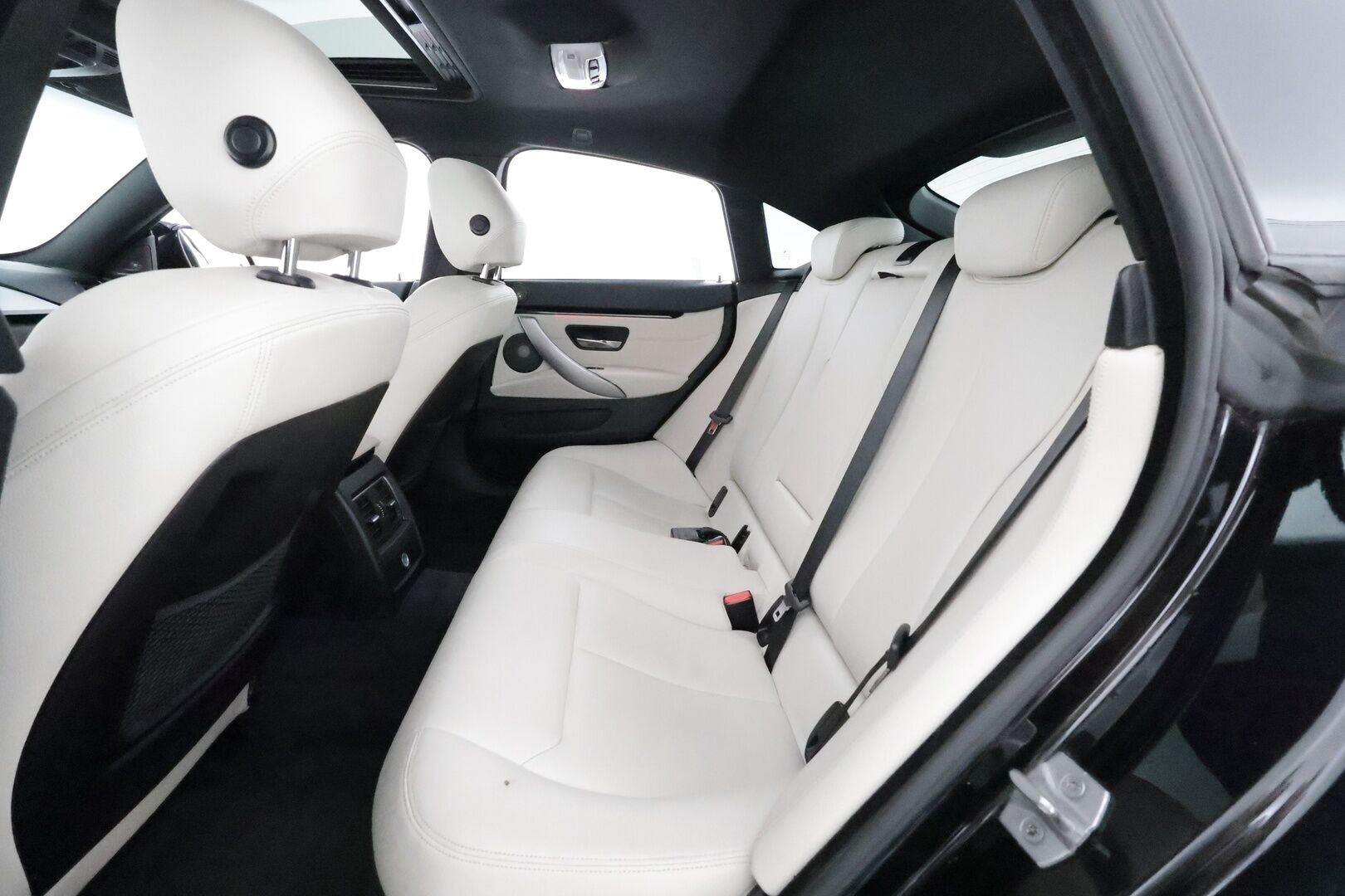 BMW 420 2016 F36 Gran Coupe 420d A xDrive M Sport **H&K / Kattoluukku / Vaaleat sporttinahat / ComfortAccess / Prof. Navi / Koukku / P.kamera** - Xenon / Musta kattoverhoilu / 2x Avain 