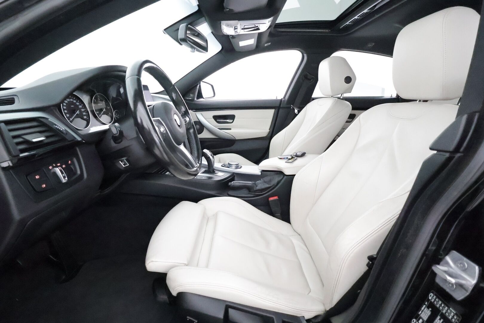 BMW 420 2016 F36 Gran Coupe 420d A xDrive M Sport **H&K / Kattoluukku / Vaaleat sporttinahat / ComfortAccess / Prof. Navi / Koukku / P.kamera** - Xenon / Musta kattoverhoilu / 2x Avain 