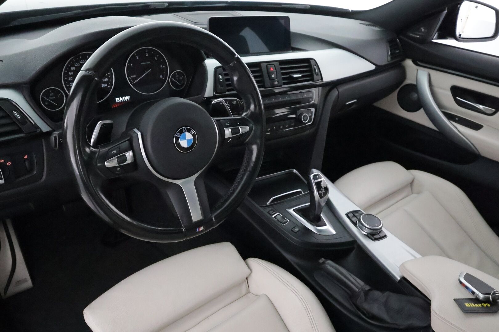 BMW 420 2016 F36 Gran Coupe 420d A xDrive M Sport **H&K / Kattoluukku / Vaaleat sporttinahat / ComfortAccess / Prof. Navi / Koukku / P.kamera** - Xenon / Musta kattoverhoilu / 2x Avain 