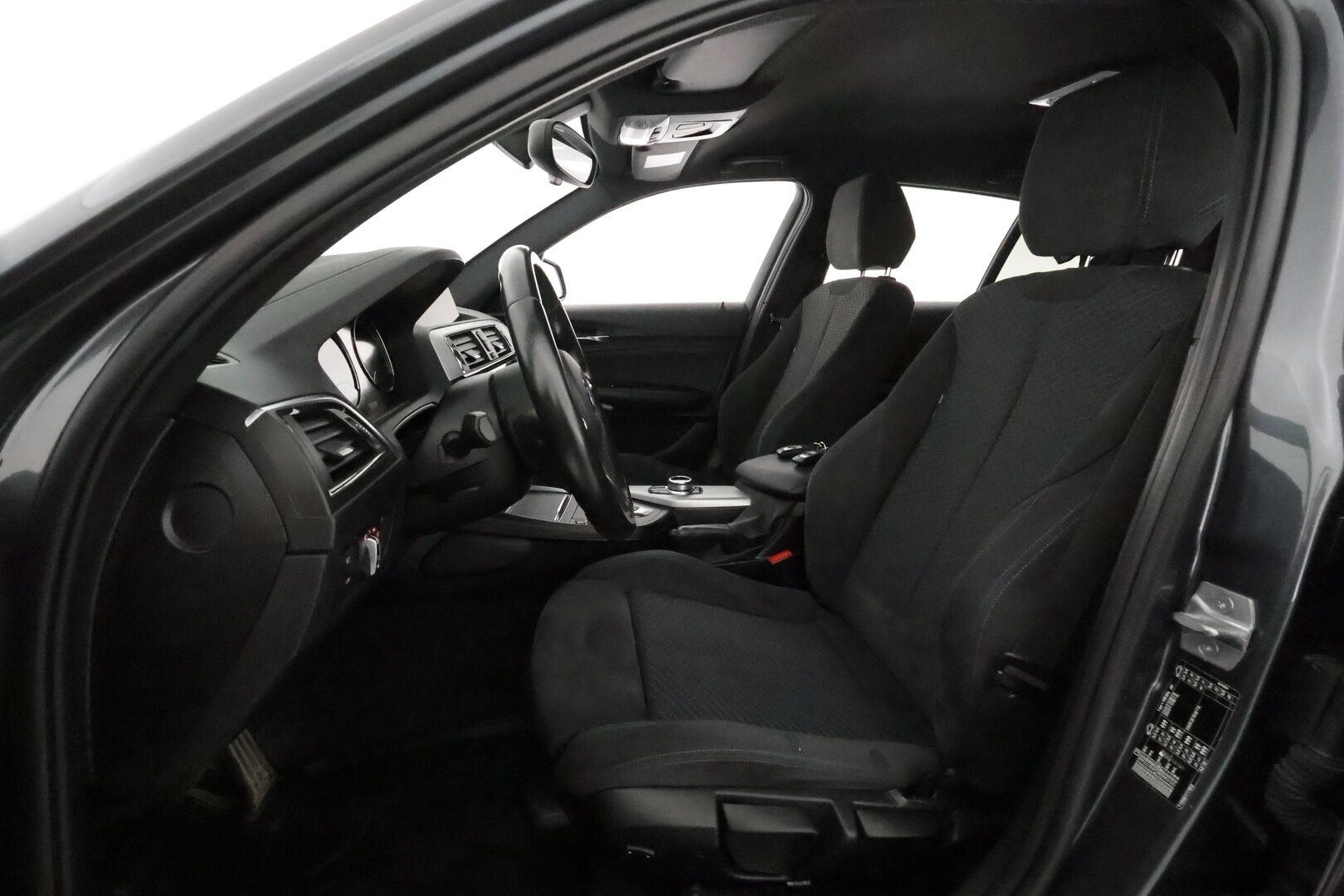 BMW 118 2018 F20 Hatchback 118i M Sport **Vakkari / Sporttipenkit / P.tutkat / Navi / LED / Kangas-Alcantara** - Kahdet renkaat aluvanteilla / Hifit