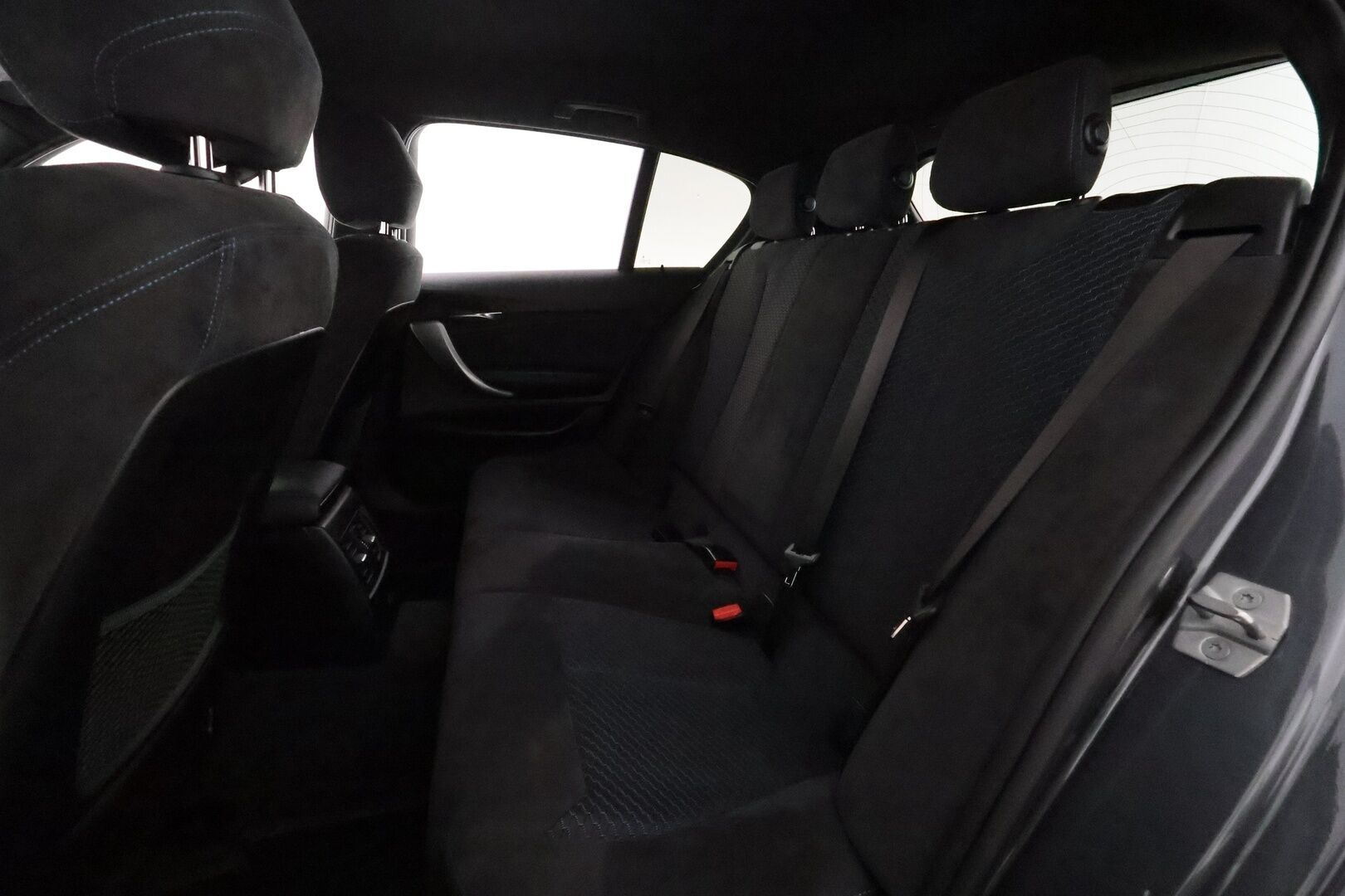 BMW 118 2018 F20 Hatchback 118i M Sport **Vakkari / Sporttipenkit / P.tutkat / Navi / LED / Kangas-Alcantara** - Kahdet renkaat aluvanteilla / Hifit