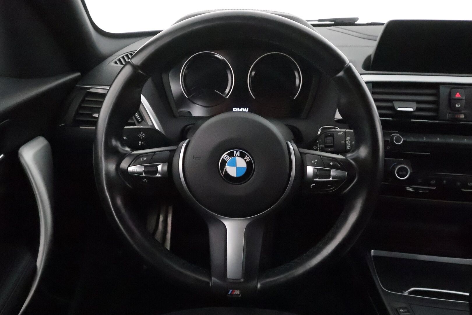 BMW 118 2018 F20 Hatchback 118i M Sport **Vakkari / Sporttipenkit / P.tutkat / Navi / LED / Kangas-Alcantara** - Kahdet renkaat aluvanteilla / Hifit