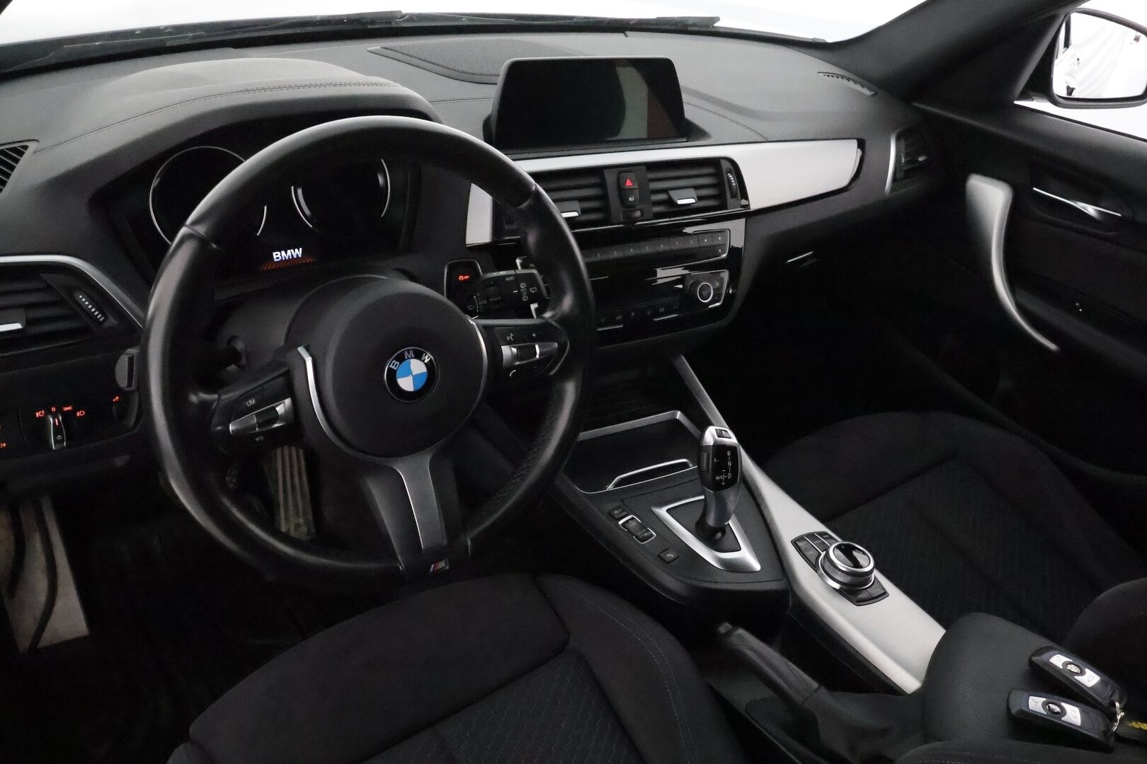 BMW 118 2018 F20 Hatchback 118i M Sport **Vakkari / Sporttipenkit / P.tutkat / Navi / LED / Kangas-Alcantara** - Kahdet renkaat aluvanteilla / Hifit