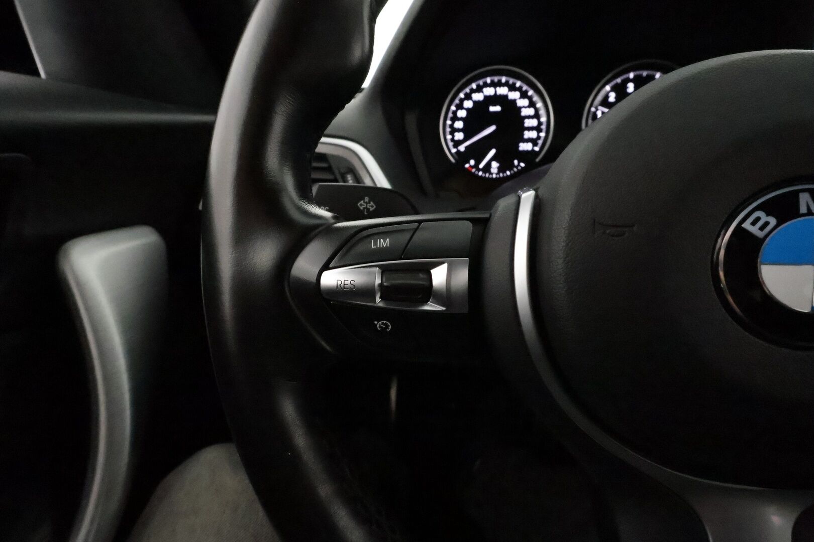 BMW 118 2018 F20 Hatchback 118i M Sport **Vakkari / Sporttipenkit / P.tutkat / Navi / LED / Kangas-Alcantara** - Kahdet renkaat aluvanteilla / Hifit