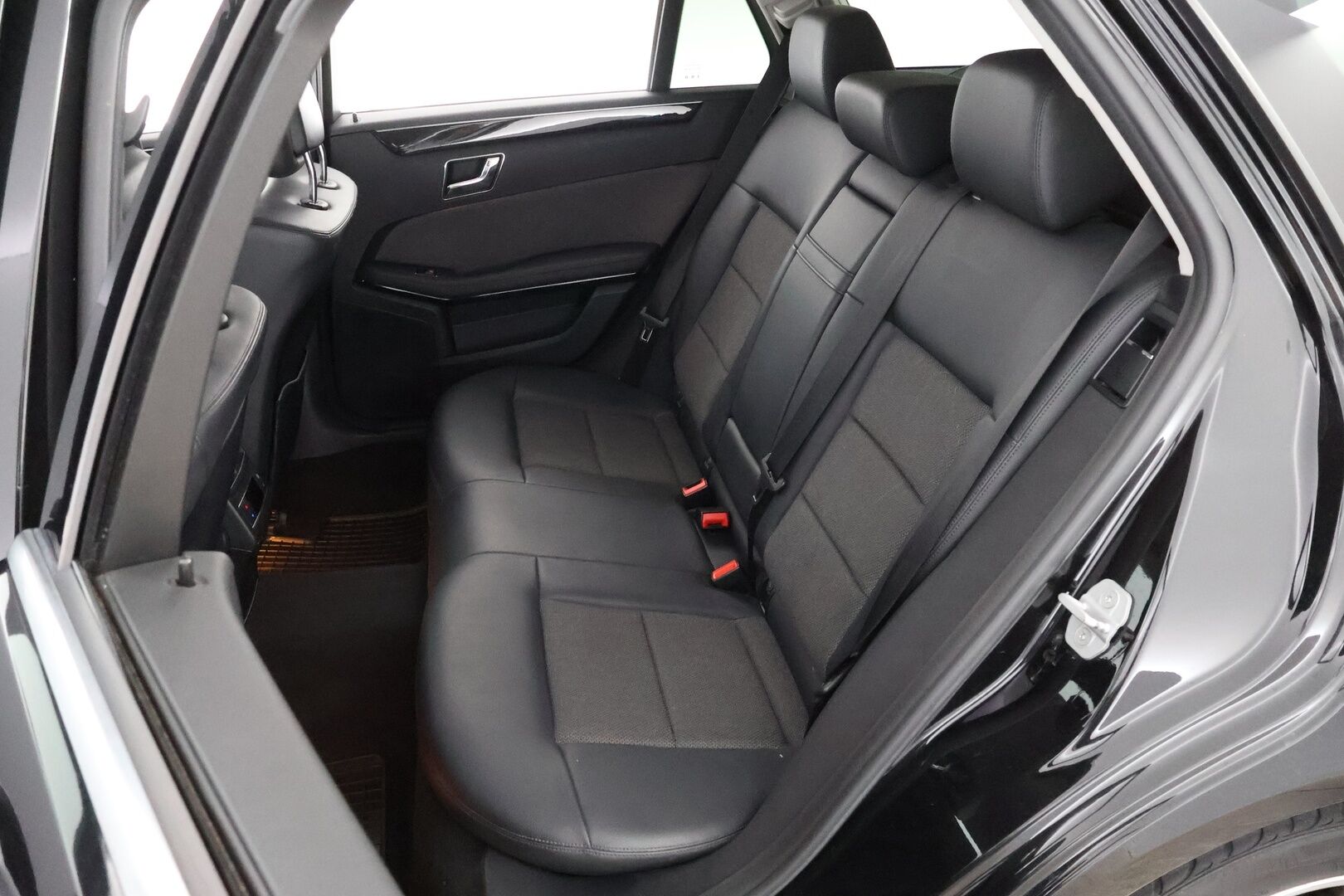 Mercedes-Benz E 2010 250 CDI BE T A Business Avantgarde - Nahkasisusta / Comand Navi / Vakkari / Xenon / Sähköpenkit / Sähköluukku / 2x Hyvät renkaa alkuperäisvantein!