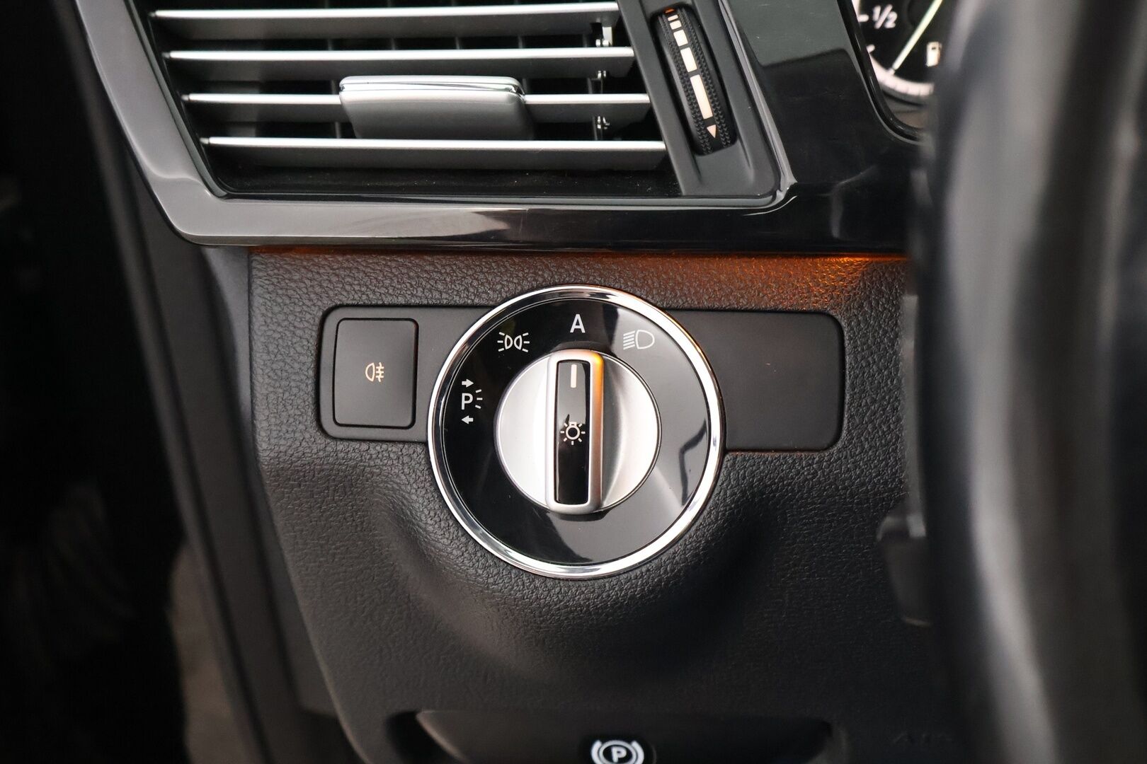 Mercedes-Benz E 2010 250 CDI BE T A Business Avantgarde - Nahkasisusta / Comand Navi / Vakkari / Xenon / Sähköpenkit / Sähköluukku / 2x Hyvät renkaa alkuperäisvantein!