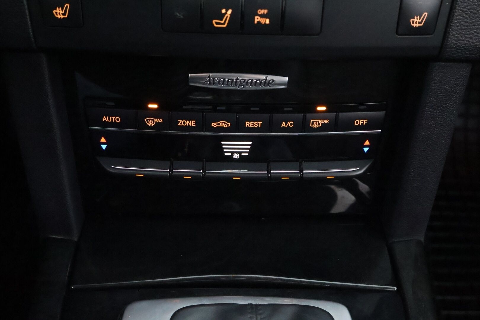 Mercedes-Benz E 2010 250 CDI BE T A Business Avantgarde - Nahkasisusta / Comand Navi / Vakkari / Xenon / Sähköpenkit / Sähköluukku / 2x Hyvät renkaa alkuperäisvantein!