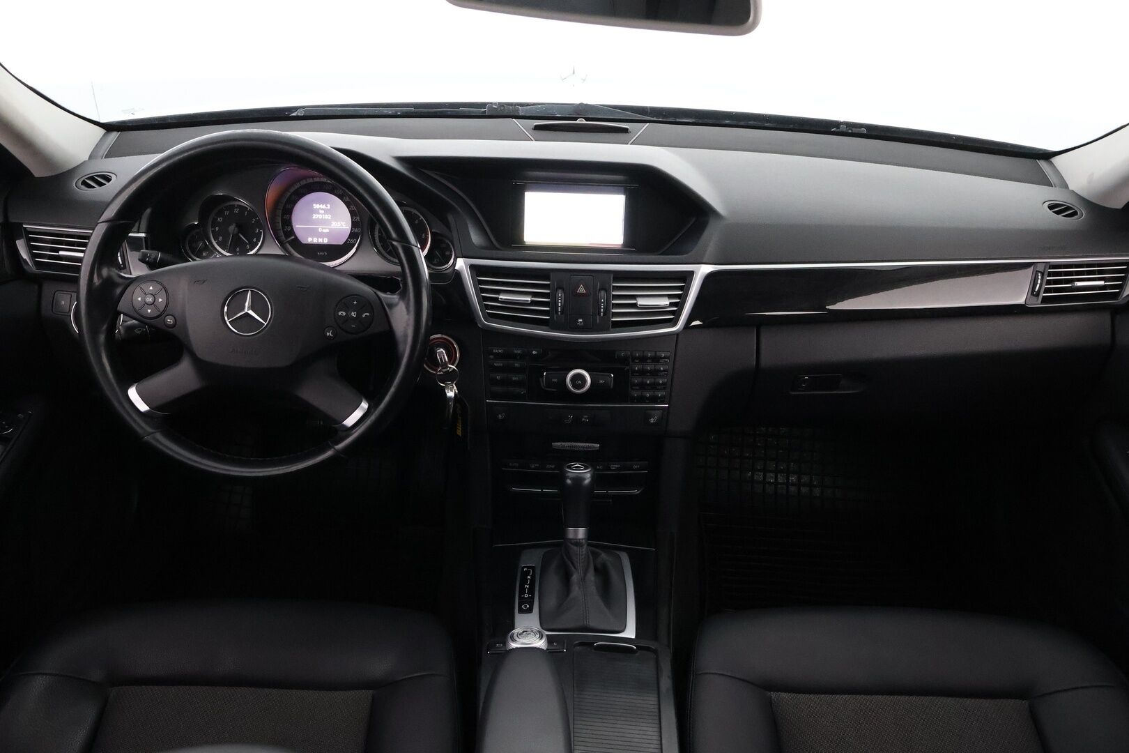Mercedes-Benz E 2010 250 CDI BE T A Business Avantgarde - Nahkasisusta / Comand Navi / Vakkari / Xenon / Sähköpenkit / Sähköluukku / 2x Hyvät renkaa alkuperäisvantein!