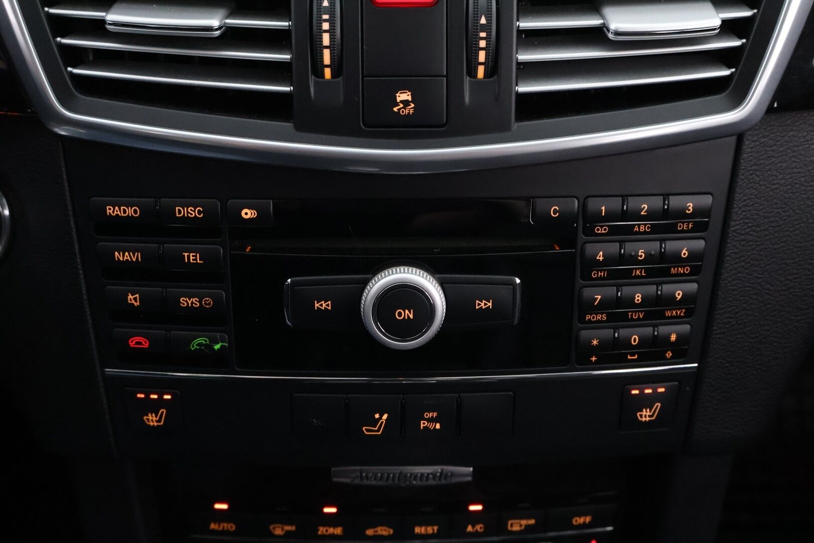 Mercedes-Benz E 2010 250 CDI BE T A Business Avantgarde - Nahkasisusta / Comand Navi / Vakkari / Xenon / Sähköpenkit / Sähköluukku / 2x Hyvät renkaa alkuperäisvantein!