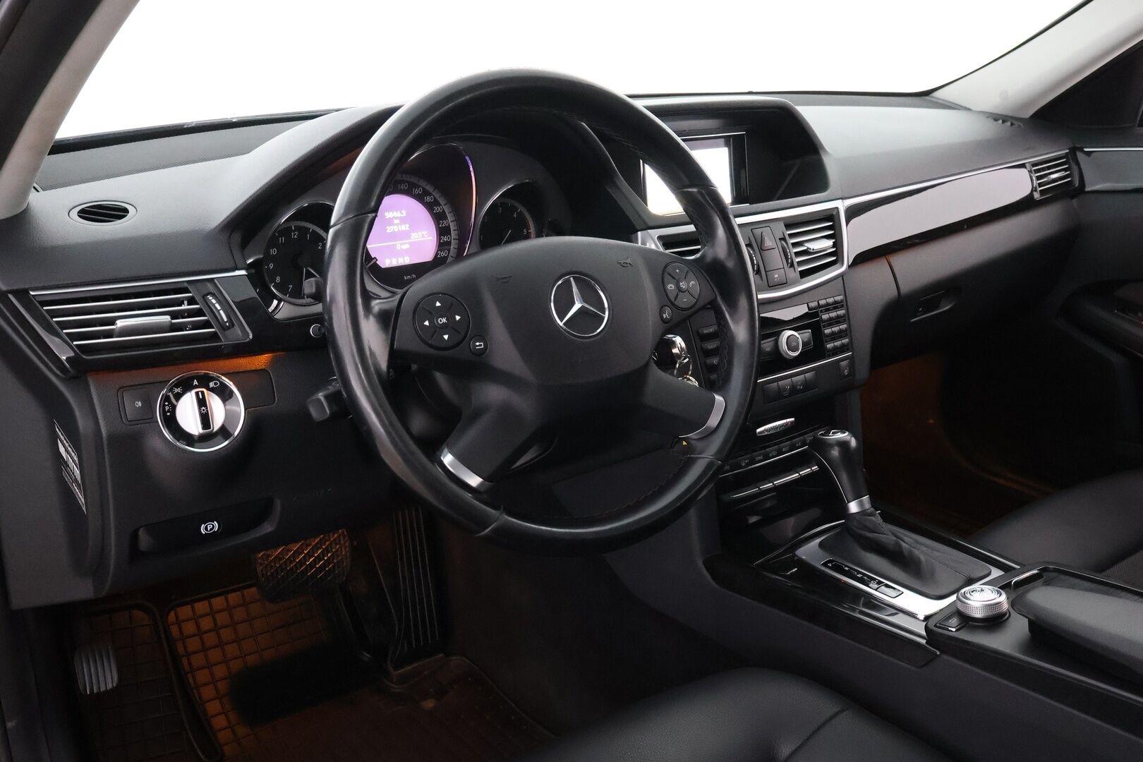 Mercedes-Benz E 2010 250 CDI BE T A Business Avantgarde - Nahkasisusta / Comand Navi / Vakkari / Xenon / Sähköpenkit / Sähköluukku / 2x Hyvät renkaa alkuperäisvantein!