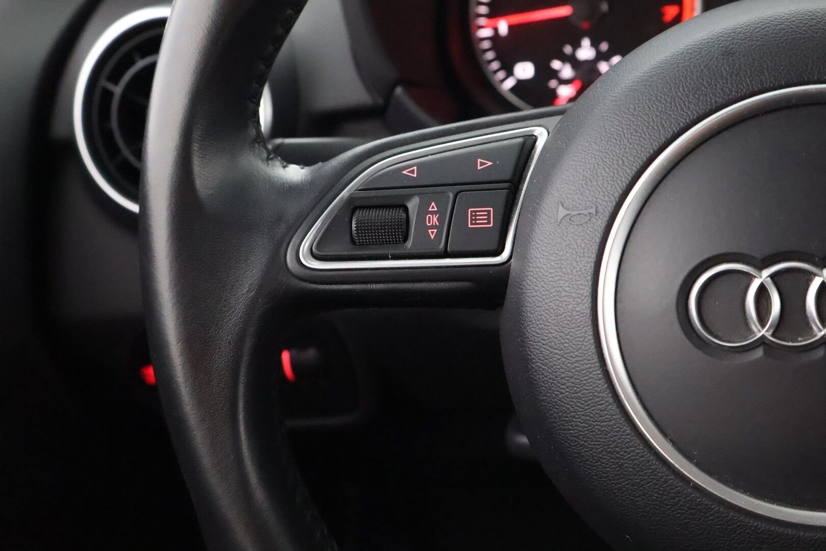 Audi A1 2016 Sportback Comfort 1,0 TFSI 70 kW ultra - Facelift / Xenon / Lohko & Sisäpistoke / Jakopää tehty / Juuri tullut Tampereelle!