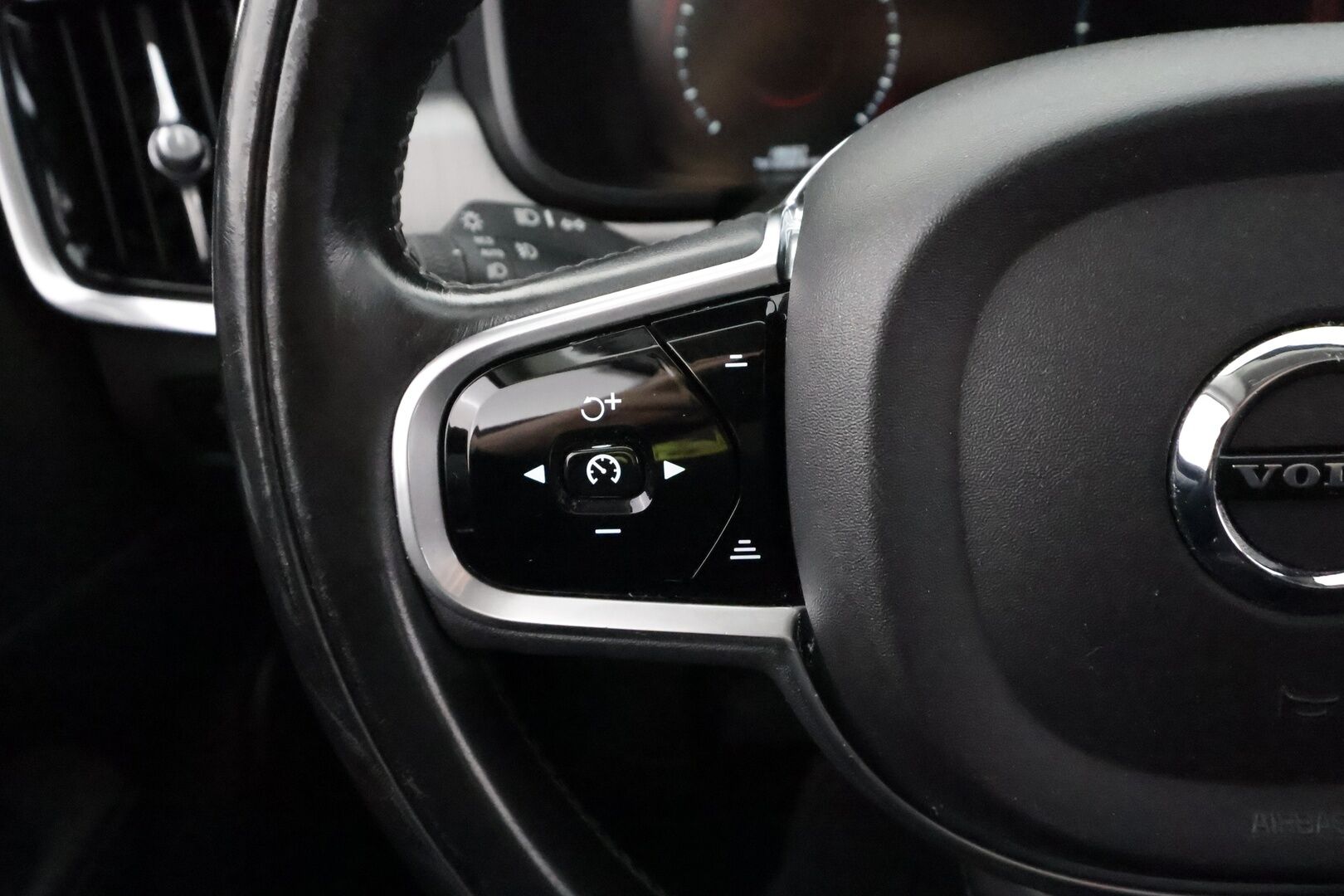 Volvo V90 2017 D4 Business aut - Webasto | ACC | Peruutuskamera | LED | High Perf Audio | Ratinlämmitys | Keyless | LED | 2x Renkaat Aluvantein | Juuri tullut Tampereelle!