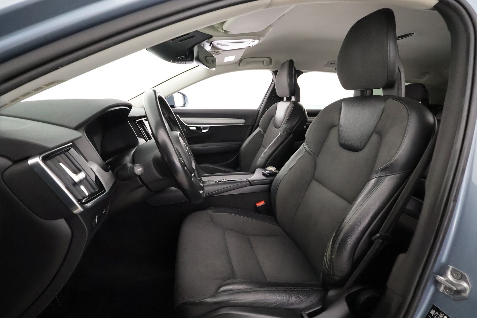 Volvo V90 2017 D4 Business aut - Webasto | ACC | Peruutuskamera | LED | High Perf Audio | Ratinlämmitys | Keyless | LED | 2x Renkaat Aluvantein | Juuri tullut Tampereelle!