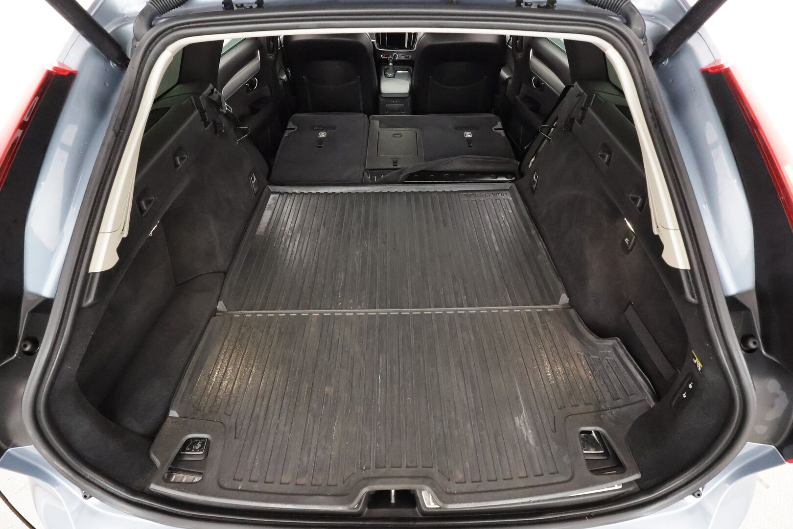 Volvo V90 2017 D4 Business aut - Webasto | ACC | Peruutuskamera | LED | High Perf Audio | Ratinlämmitys | Keyless | LED | 2x Renkaat Aluvantein | Juuri tullut Tampereelle!