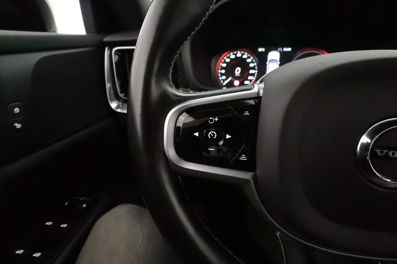 Volvo V60 2019 T8 AWD R-Design aut **Sporttinahat / Panorama / Webasto / Koukku / ACC / Full-LED / P.Kamera / Navi / Kaistavahti** - 2x Latauskaapelit / Kahdet Renkaat