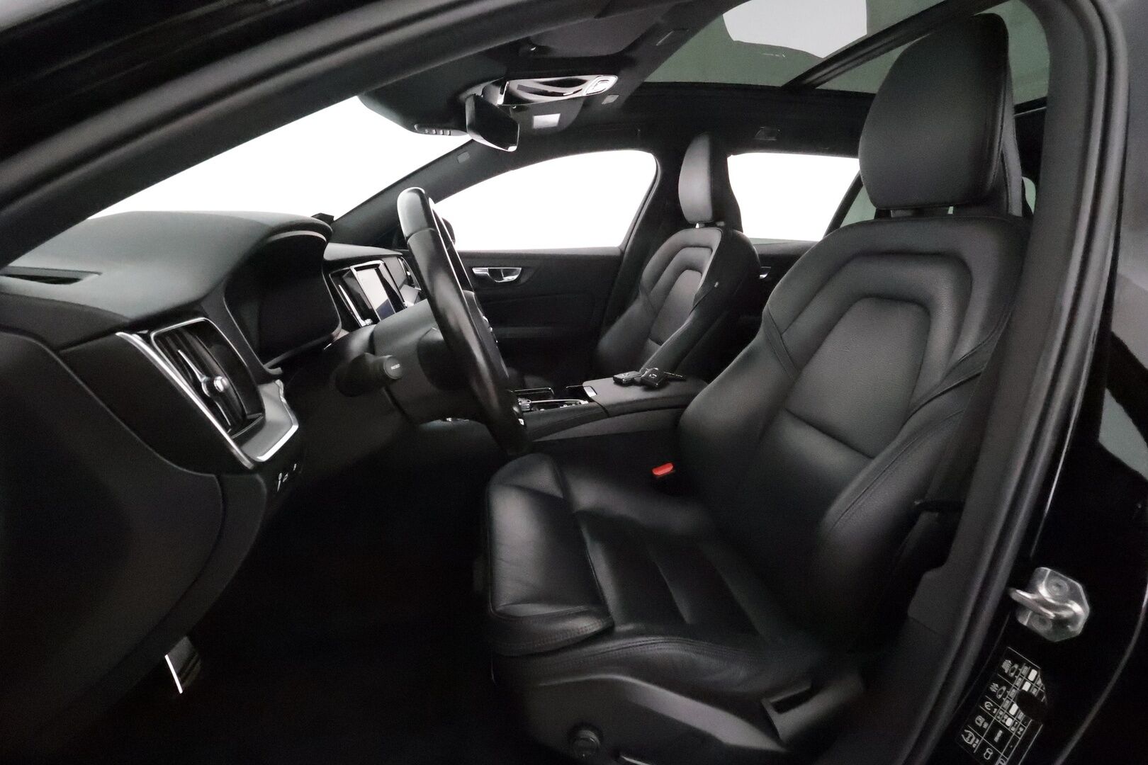 Volvo V60 2019 T8 AWD R-Design aut **Sporttinahat / Panorama / Webasto / Koukku / ACC / Full-LED / P.Kamera / Navi / Kaistavahti** - 2x Latauskaapelit / Kahdet Renkaat