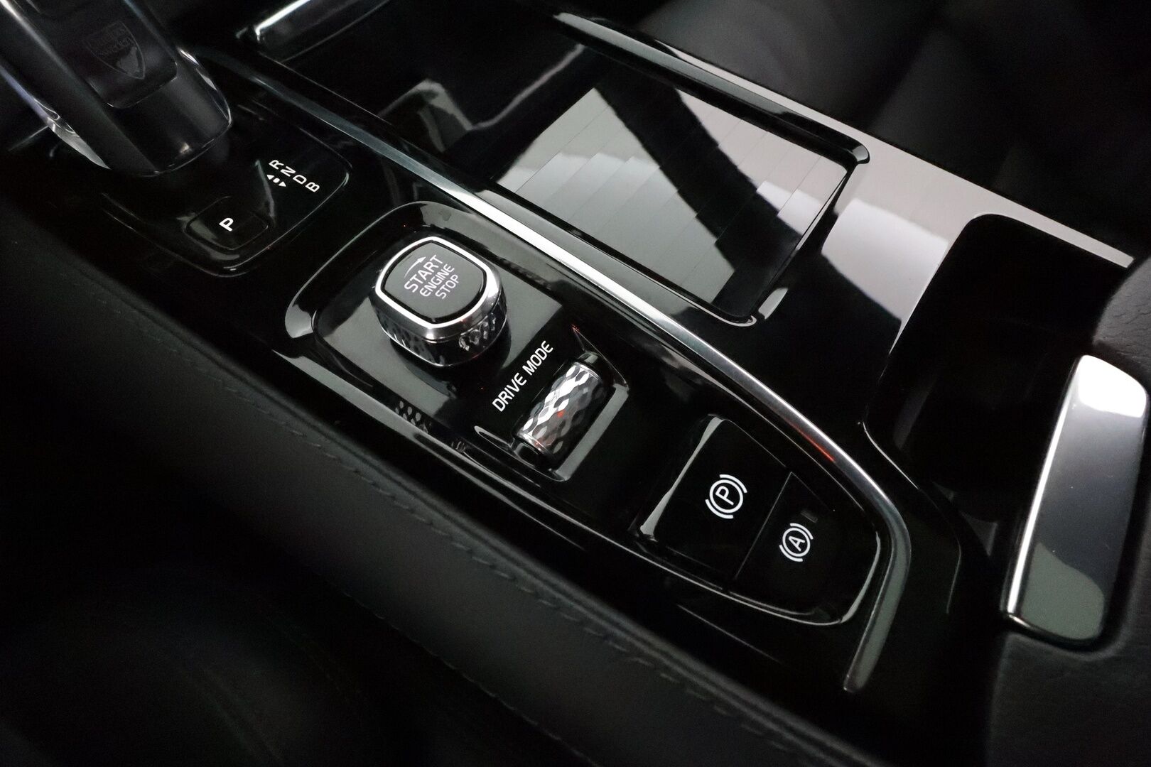 Volvo V60 2019 T8 AWD R-Design aut **Sporttinahat / Panorama / Webasto / Koukku / ACC / Full-LED / P.Kamera / Navi / Kaistavahti** - 2x Latauskaapelit / Kahdet Renkaat