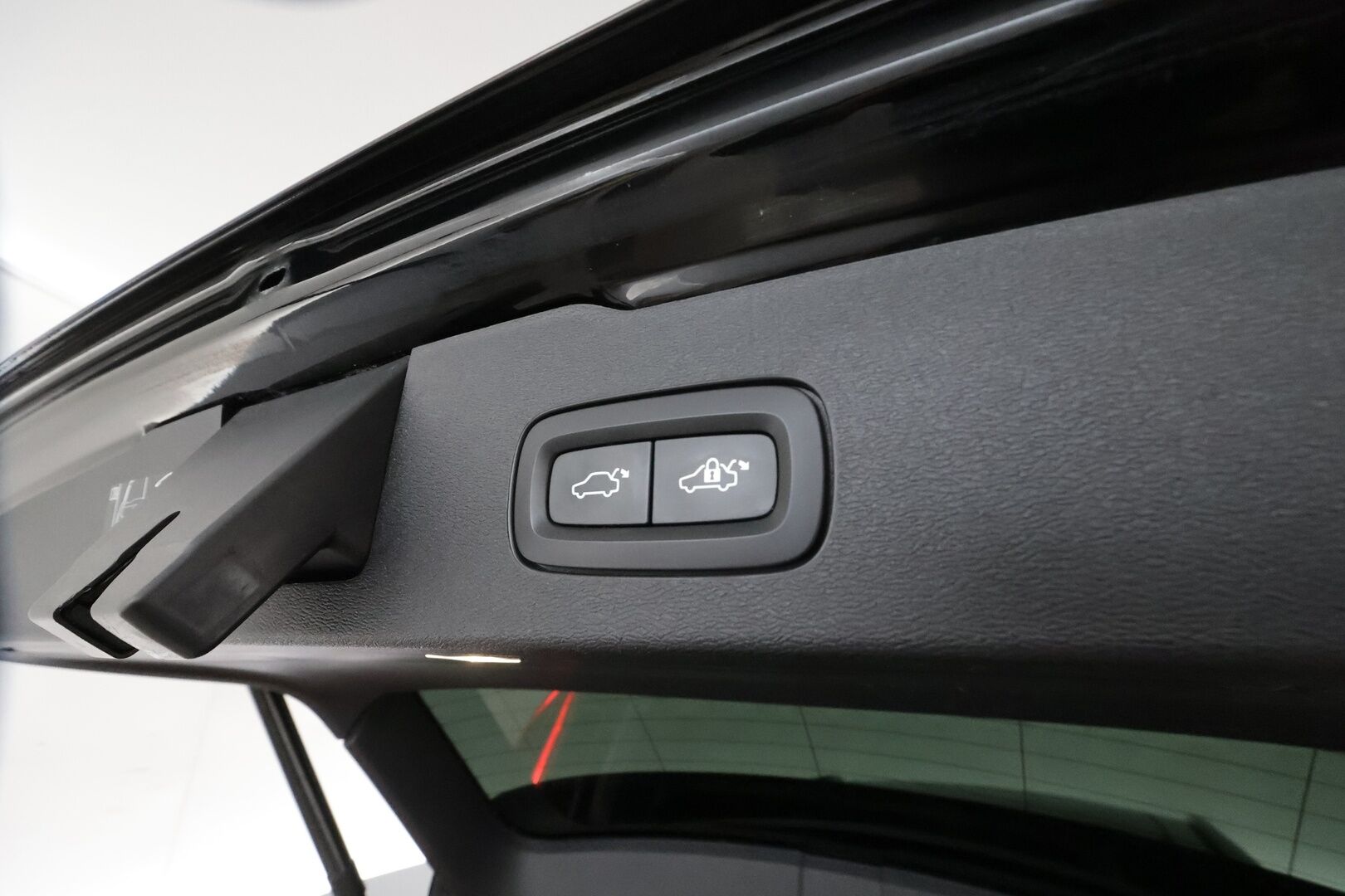 Volvo V60 2019 T8 AWD R-Design aut **Sporttinahat / Panorama / Webasto / Koukku / ACC / Full-LED / P.Kamera / Navi / Kaistavahti** - 2x Latauskaapelit / Kahdet Renkaat