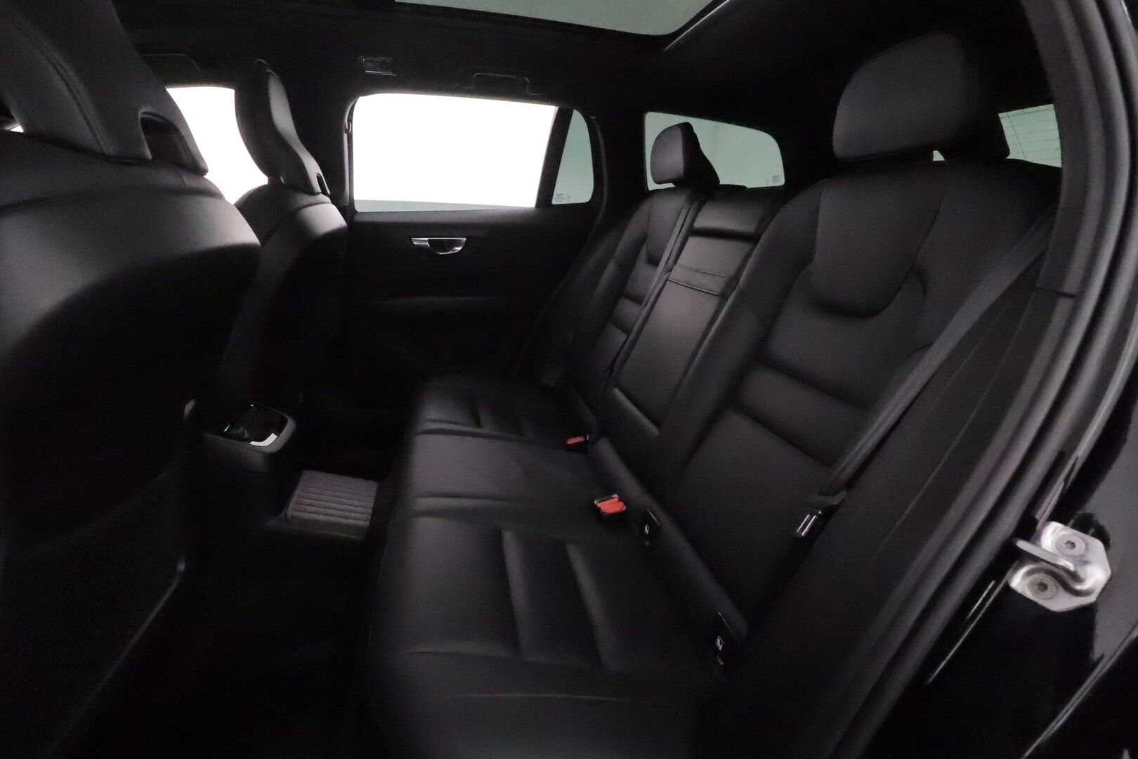 Volvo V60 2019 T8 AWD R-Design aut **Sporttinahat / Panorama / Webasto / Koukku / ACC / Full-LED / P.Kamera / Navi / Kaistavahti** - 2x Latauskaapelit / Kahdet Renkaat