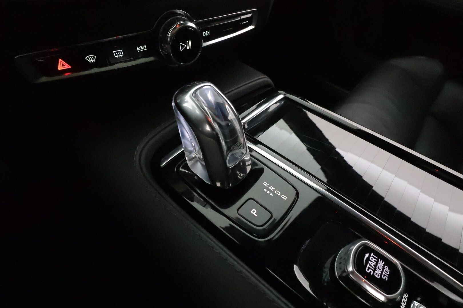 Volvo V60 2019 T8 AWD R-Design aut **Sporttinahat / Panorama / Webasto / Koukku / ACC / Full-LED / P.Kamera / Navi / Kaistavahti** - 2x Latauskaapelit / Kahdet Renkaat