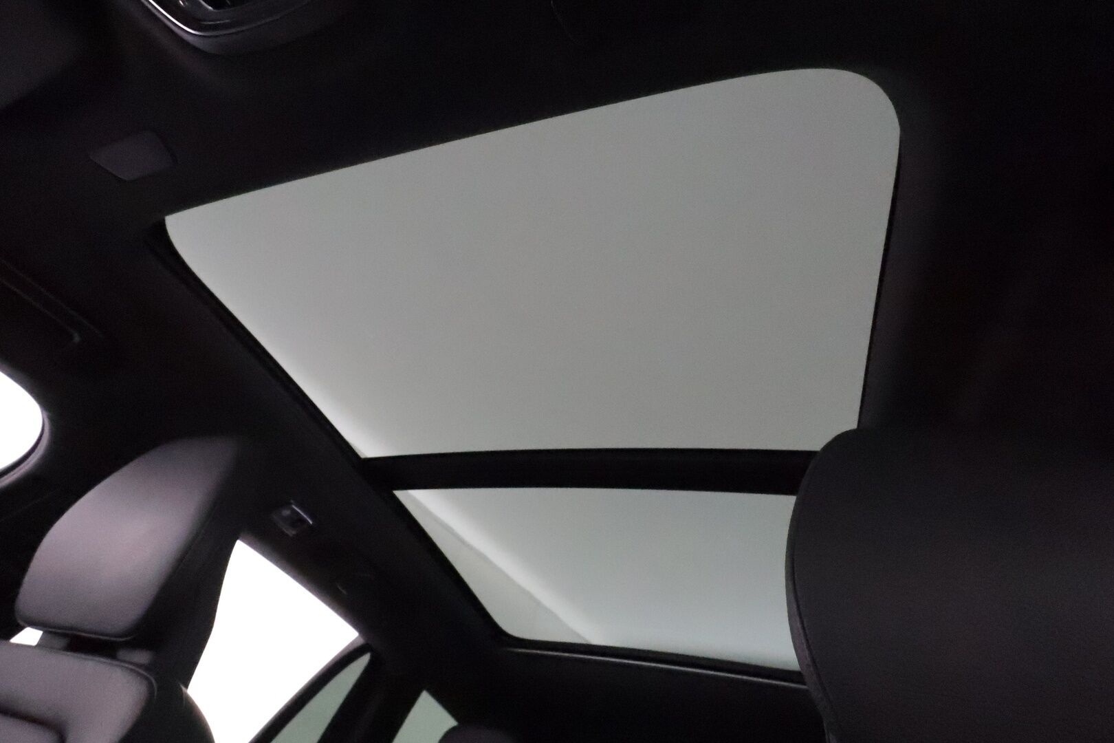 Volvo V60 2019 T8 AWD R-Design aut **Sporttinahat / Panorama / Webasto / Koukku / ACC / Full-LED / P.Kamera / Navi / Kaistavahti** - 2x Latauskaapelit / Kahdet Renkaat