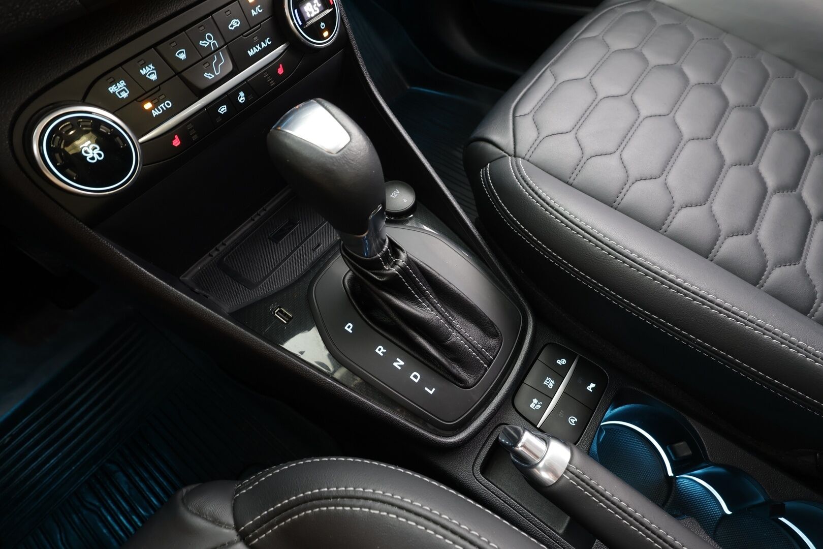 Ford Fiesta 2020 1,0 EcoBoost 125hv A7 Vignale 5-ovinen - | ACC | B&O | Nahkasisusta | LED | BLIS | Keyless | P.kamera | Kaistavahti | CTA | Apple & Android | Lohko+sisälämmitin | Merkkihuollot |