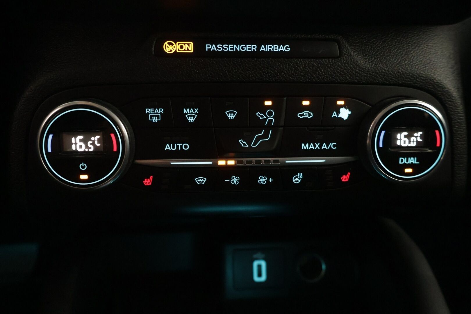Ford Focus 2020 1,0 EcoBoost 125hv A8 Titanium 5-ovinen - 2.om Suomi-auto | Merkkihuollot | P.kamera | Koukku | KeyLessGo | Navi | LED 