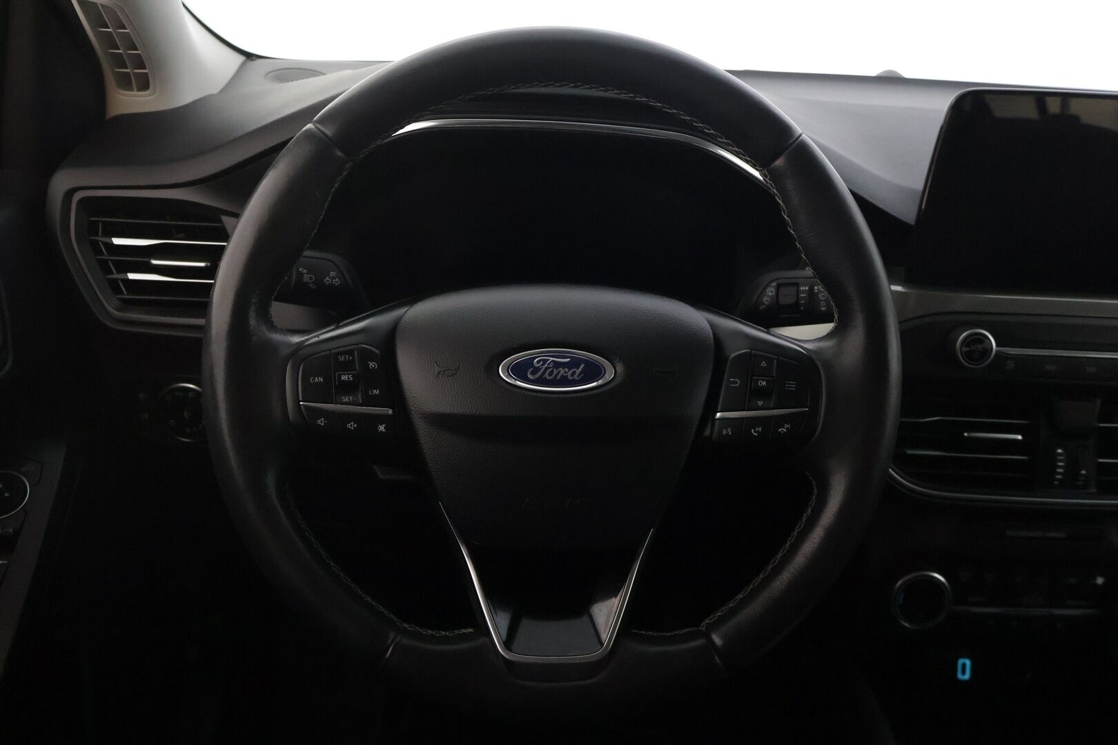 Ford Focus 2020 1,0 EcoBoost 125hv A8 Titanium 5-ovinen - 2.om Suomi-auto | Merkkihuollot | P.kamera | Koukku | KeyLessGo | Navi | LED 