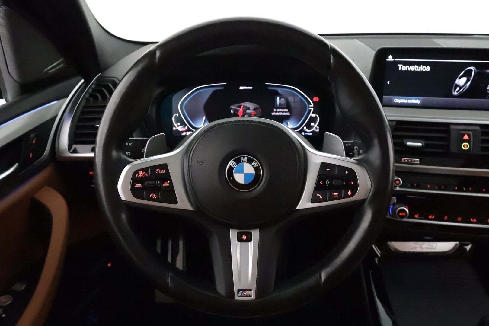 BMW X3 2020 G01 xDrive 30e A Business M Sport **ACC / Panorama / H&K / Adapt.LED / Koukku / Sporttinahat / P.Kamera / Navi** - 3,99 % KORKOTARJOUS TÄHÄN AUTOON 14.9. ASTI! - 2x Latauskaapelit / Kahdet Renkaat / **HYVILLÄ KAMOILLA**