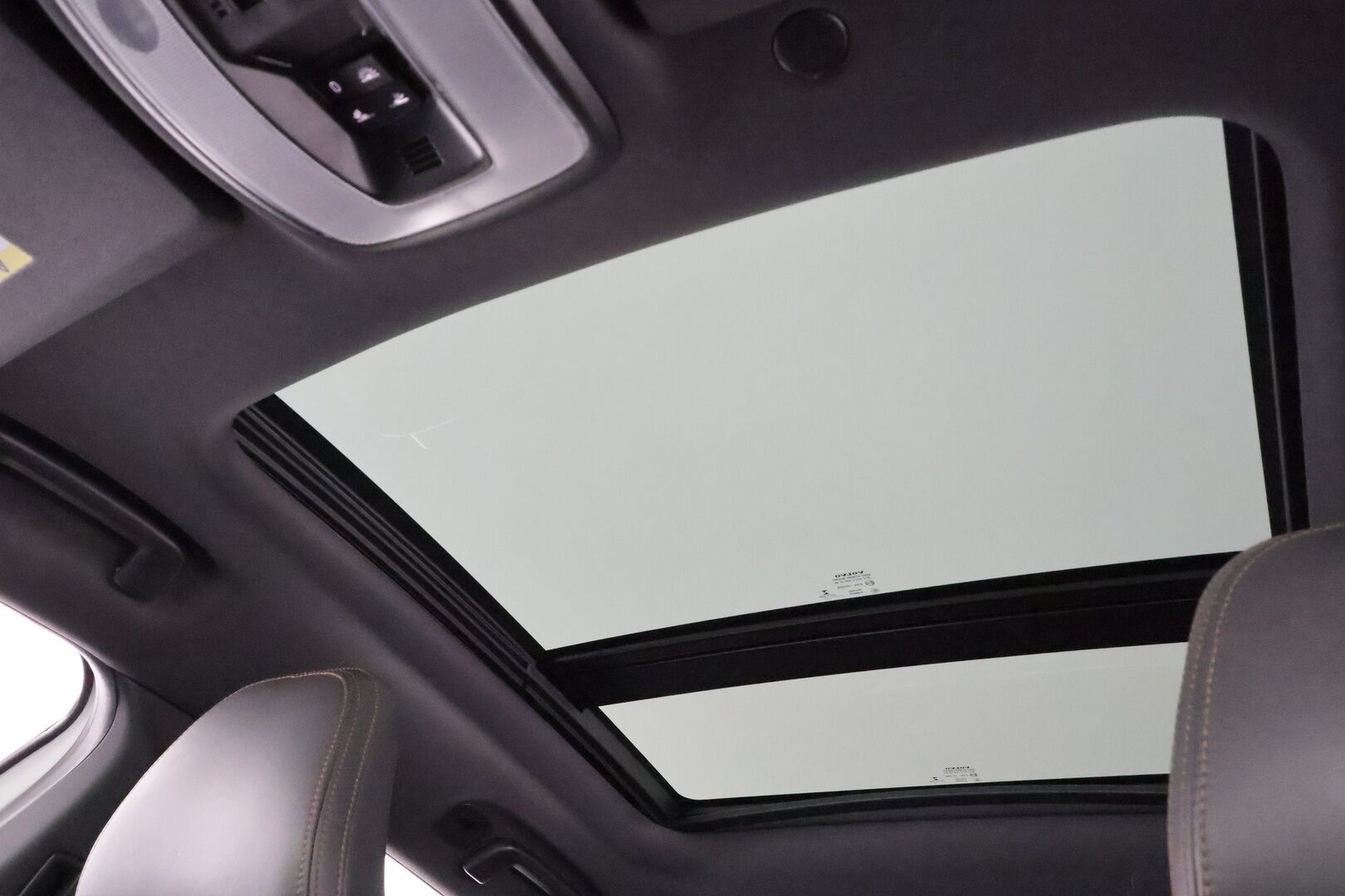 Volvo XC60 2016 D4 AWD Summum aut * ACC / Webasto / Panorama / Koukku / Aktiiv.Xenon / Muistipenkki / BLIS / P.kamera / Keyless / Nahat * - Kahdet renkaat aluvanteilla / Huippuvarusteet