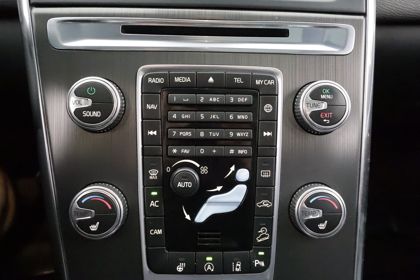 Volvo XC60 2016 D4 AWD Summum aut * ACC / Webasto / Panorama / Koukku / Aktiiv.Xenon / Muistipenkki / BLIS / P.kamera / Keyless / Nahat * - Kahdet renkaat aluvanteilla / Huippuvarusteet