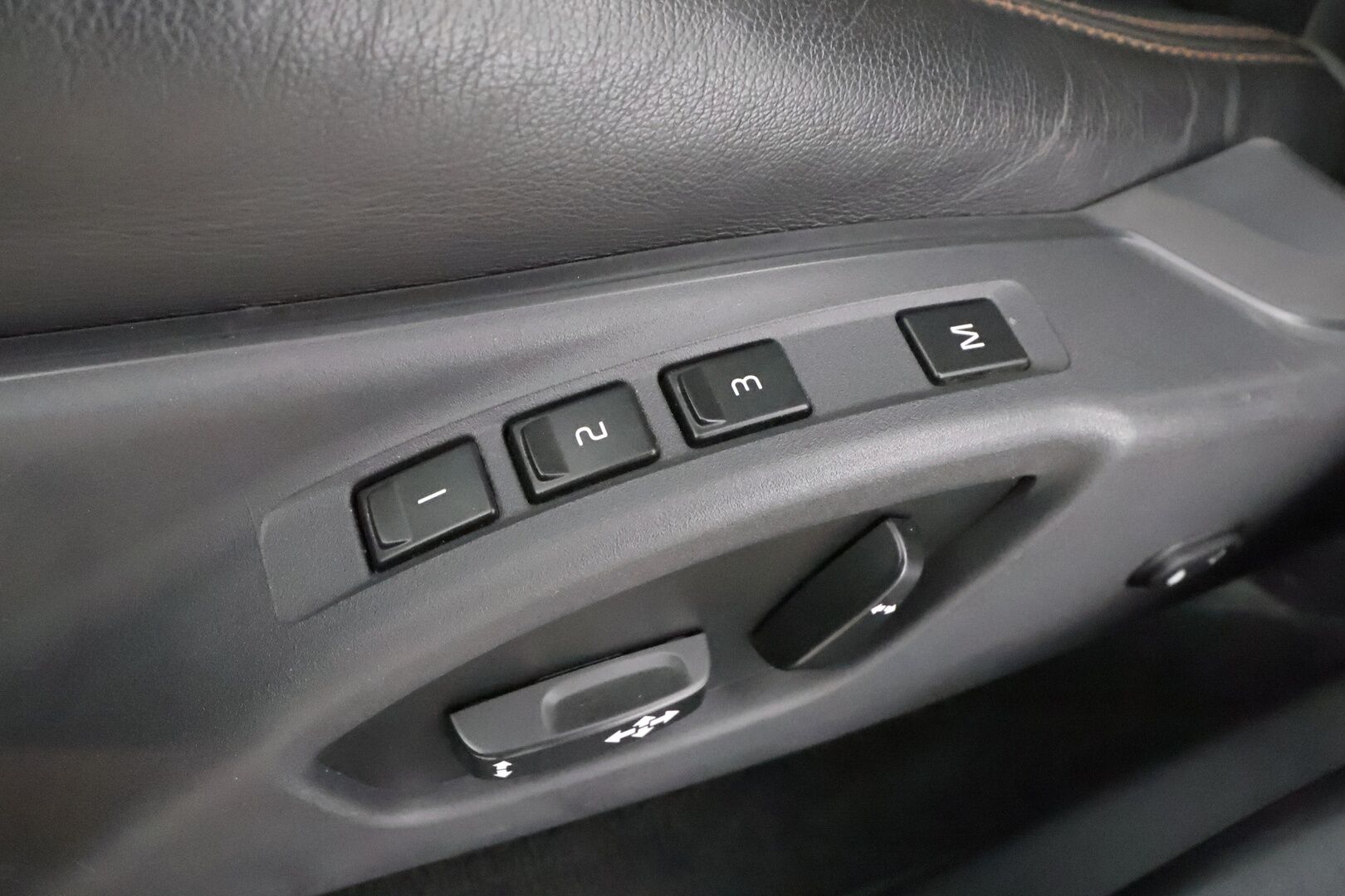 Volvo XC60 2016 D4 AWD Summum aut * ACC / Webasto / Panorama / Koukku / Aktiiv.Xenon / Muistipenkki / BLIS / P.kamera / Keyless / Nahat * - Kahdet renkaat aluvanteilla / Huippuvarusteet