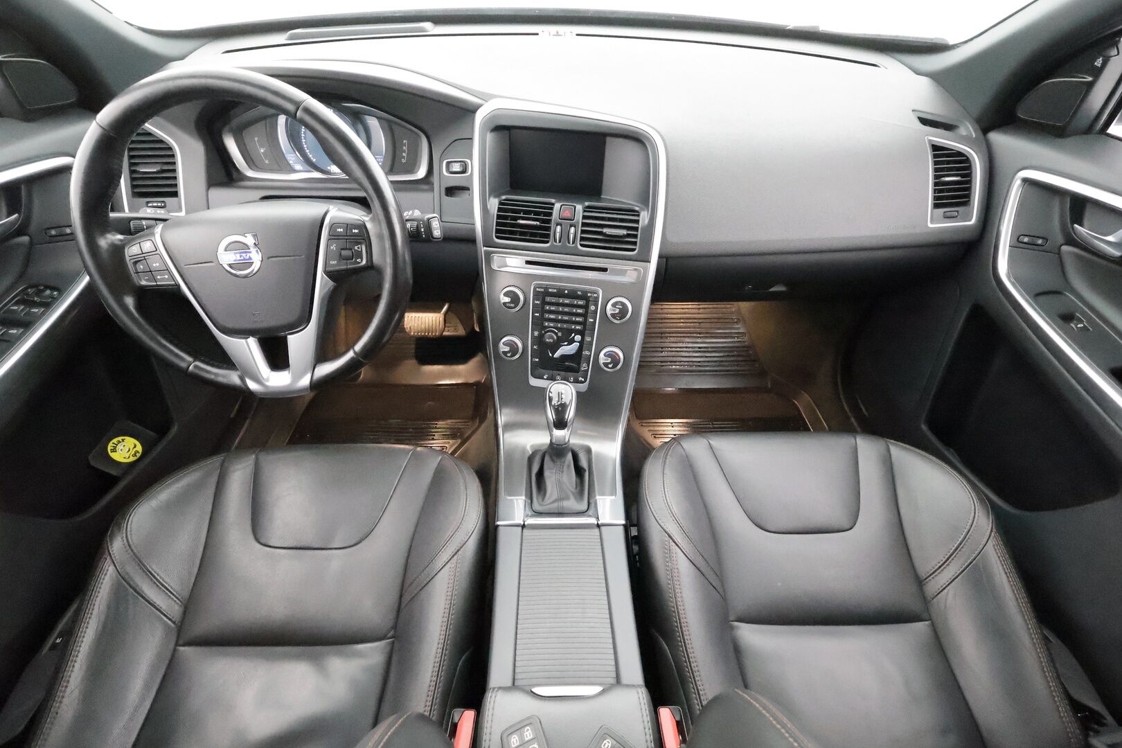 Volvo XC60 2016 D4 AWD Summum aut * ACC / Webasto / Panorama / Koukku / Aktiiv.Xenon / Muistipenkki / BLIS / P.kamera / Keyless / Nahat * - Kahdet renkaat aluvanteilla / Huippuvarusteet